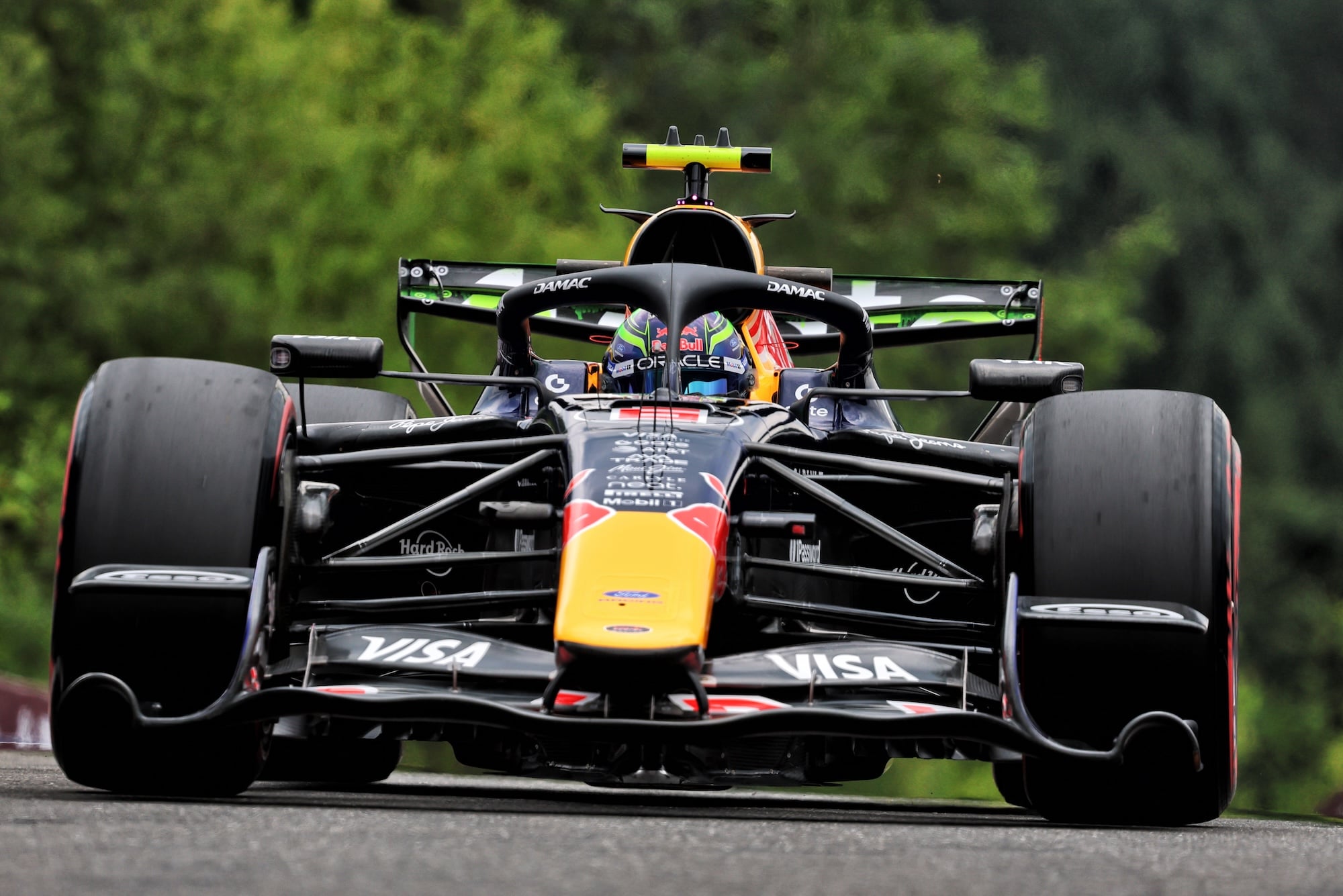 F1: Mercedes lidera simulações, mas rivais ameaçam em Spa Isack Hadjar (FRA) Red Bull Racing RB22.