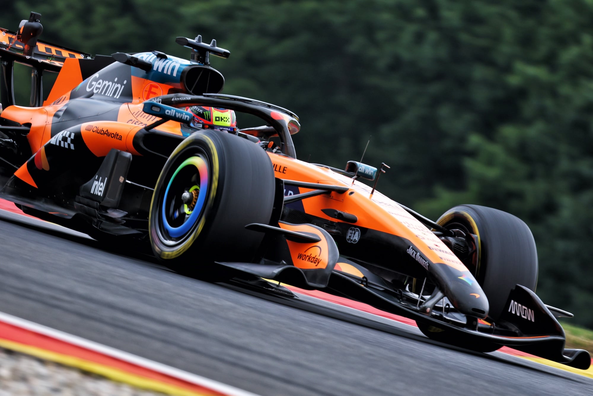 F1: Mercedes lidera simulações, mas rivais ameaçam em Spa Oscar Piastri (AUS) McLaren F1 Team MCL40.