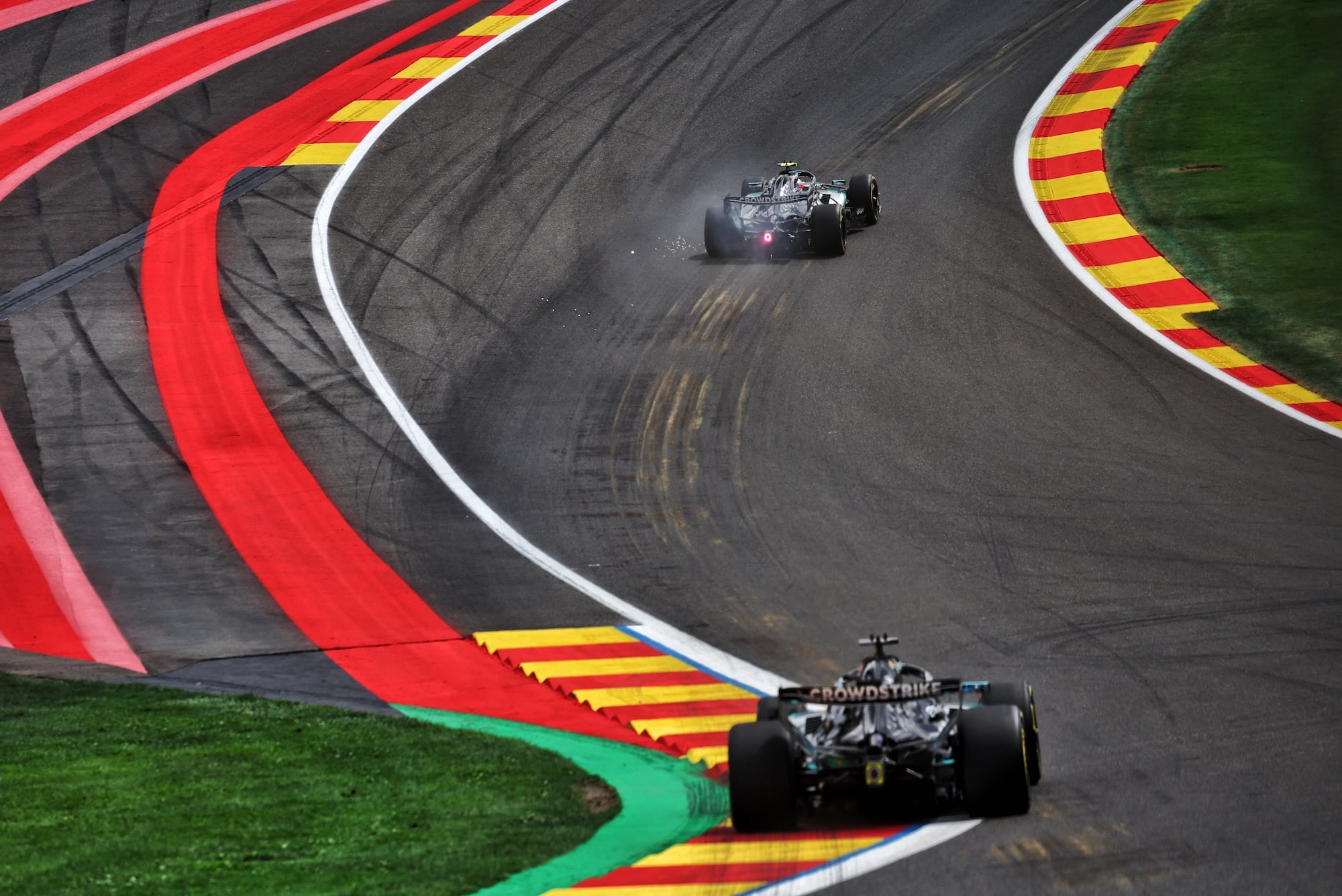 Ex-F1 se surpreende com TL2, mas crê mudança no cenário para classificação em Spa Andrea Kimi Antonelli (ITA) Mercedes AMG Formula One Team W17 leads team mate George Russell (GBR) Mercedes AMG Formula One Team W17.