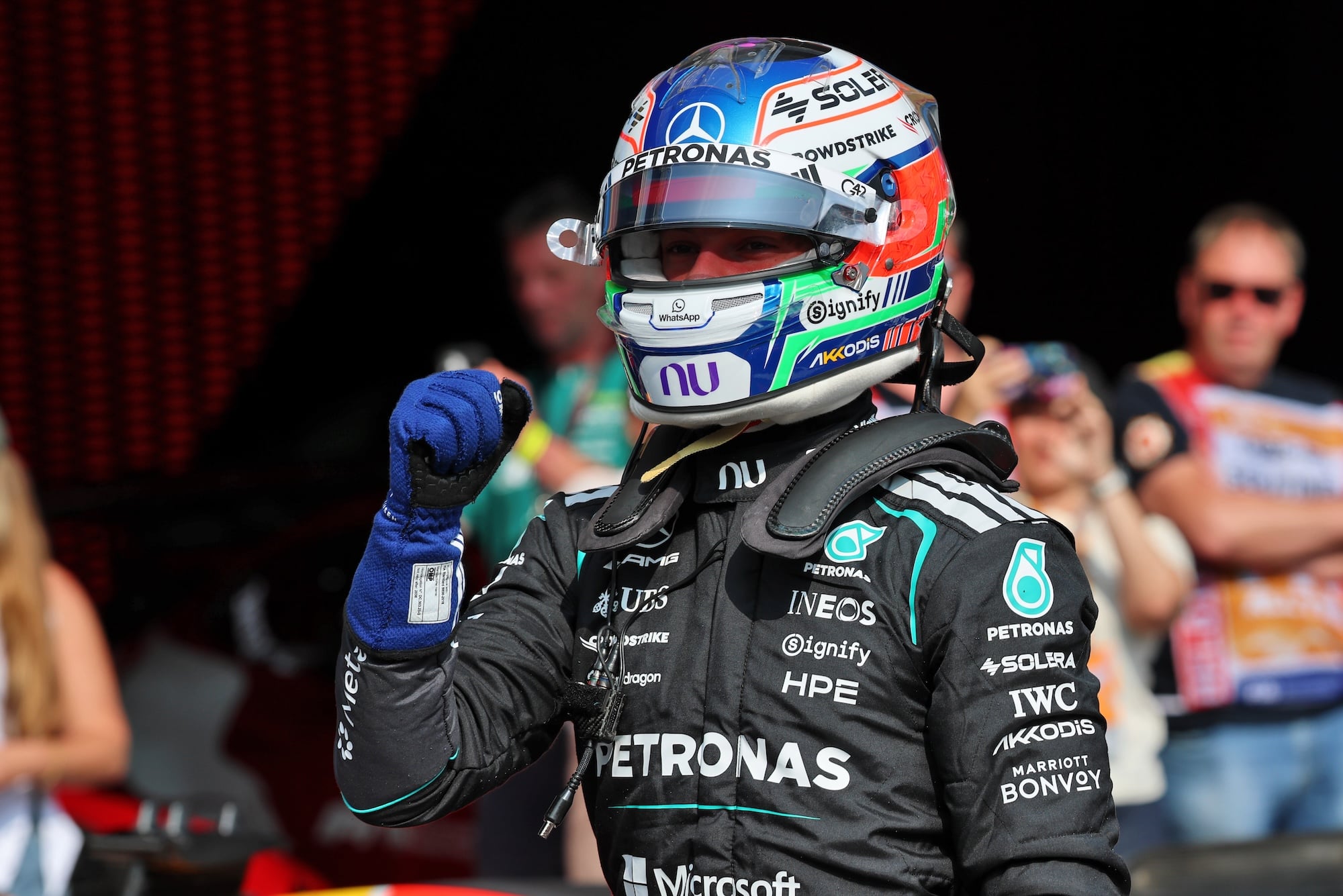 F1: Mercedes destaca "carro rápido" após conseguir duas primeiras filas em Spa Andrea Kimi Antonelli (ITA) Mercedes AMG Formula One Team celebrates his pole position in qualifying parc ferme.