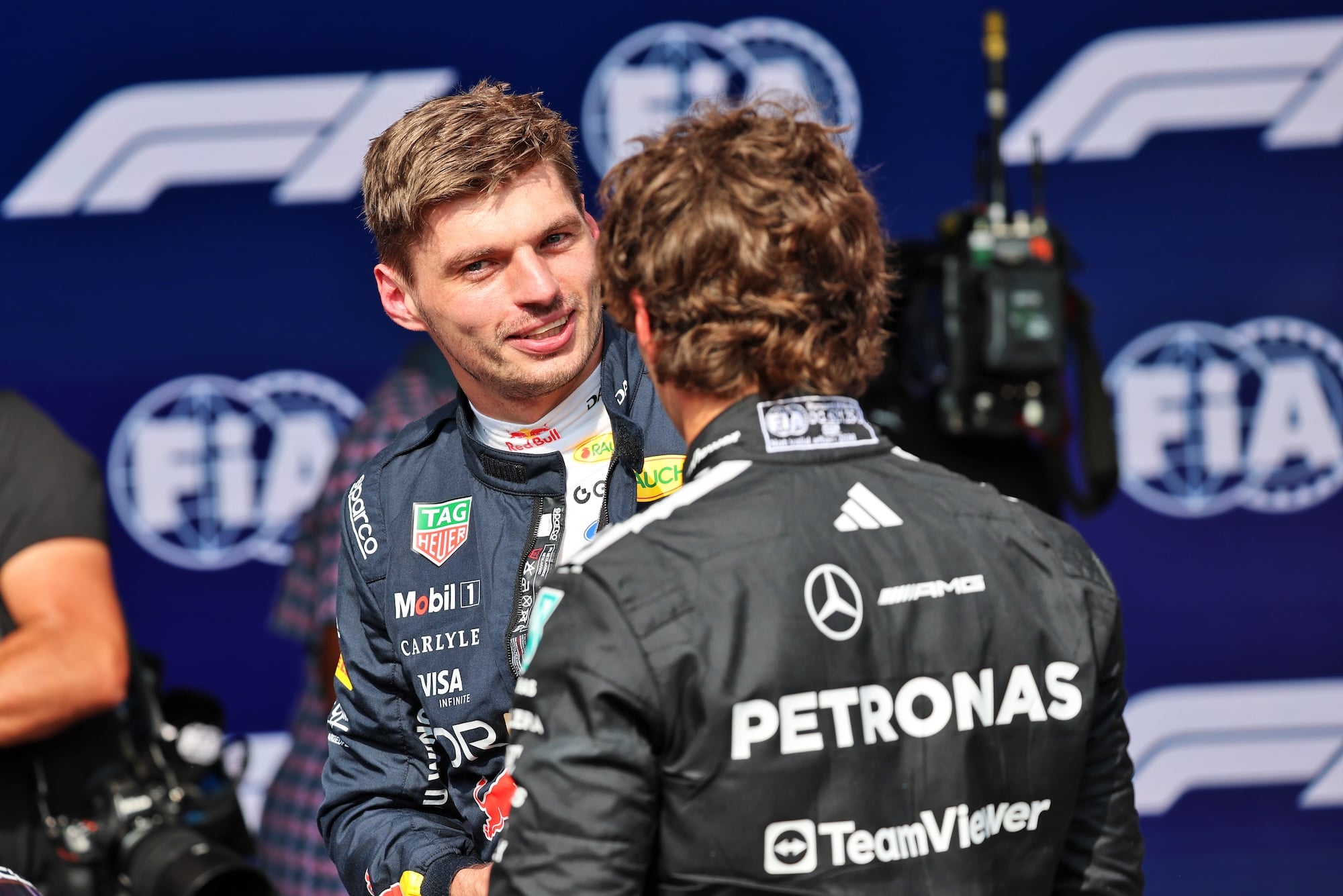 F1: Wolff descarta receio de ter Antonelli e Verstappen como companheiros na Mercedes Max Verstappen (NLD) Red Bull Racing and Andrea Kimi Antonelli (ITA) Mercedes AMG Formula One Team in qualifying parc ferme.