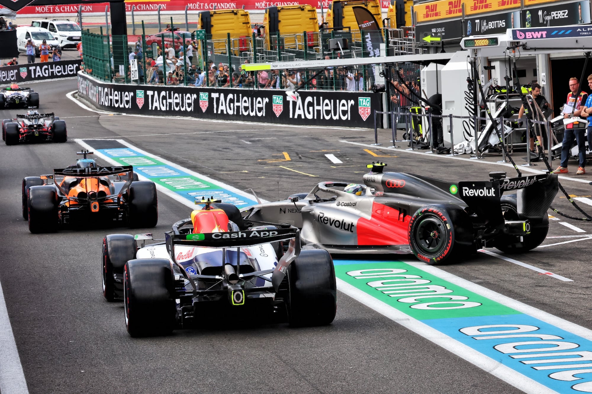 F1: Confira as imagens do GP da Bélgica 2026 Gabriel Bortoleto (BRA) Audi F1 Team R26 leaves the pits ahead of Liam Lawson (NZL) Racing Bulls Formula One Team VCARB 03.