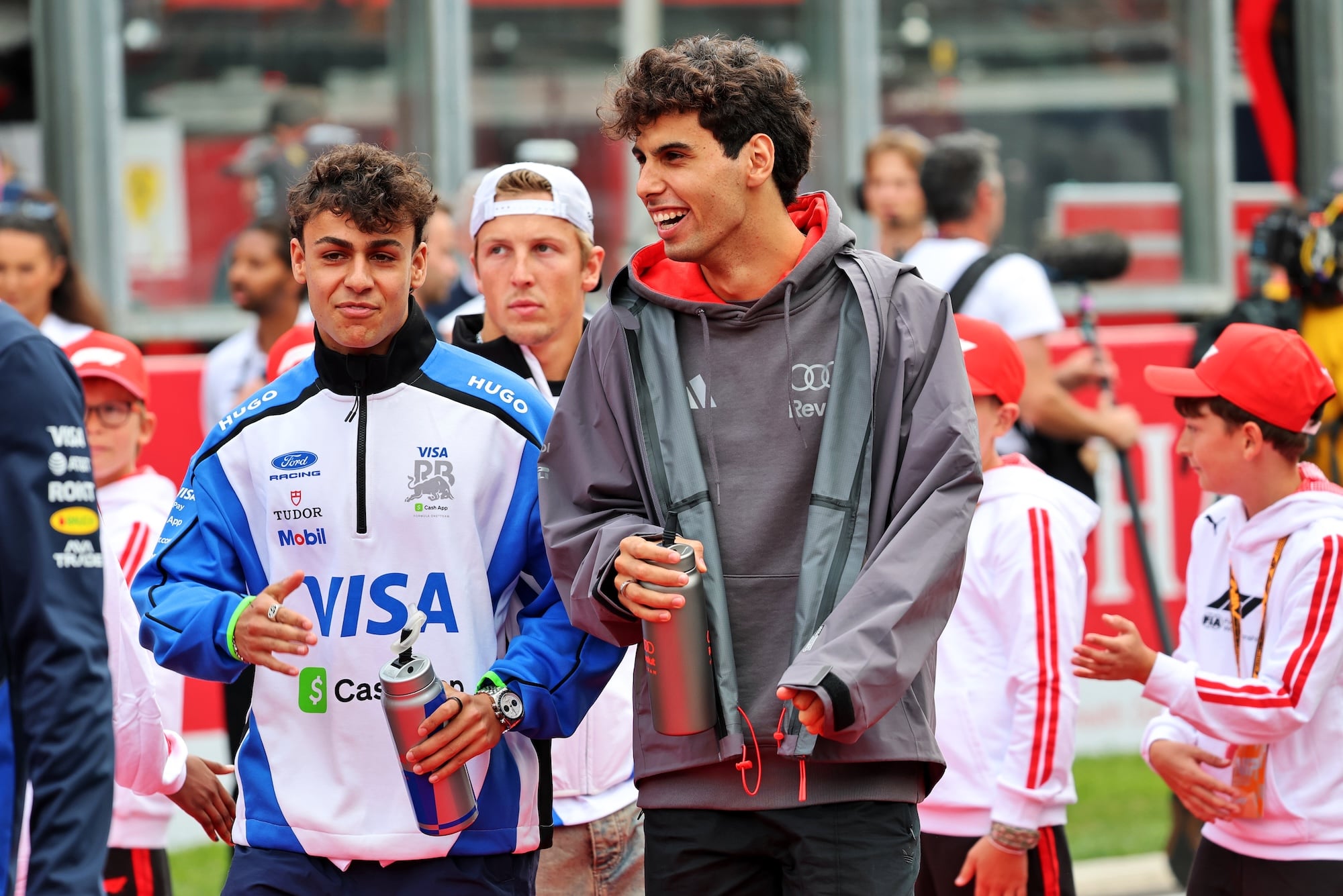 F1: Confira as imagens do GP da Bélgica 2026 (L to R): Isack Hadjar (FRA) Red Bull Racing and Gabriel Bortoleto (BRA) Audi F1 Team on the drivers' parade.