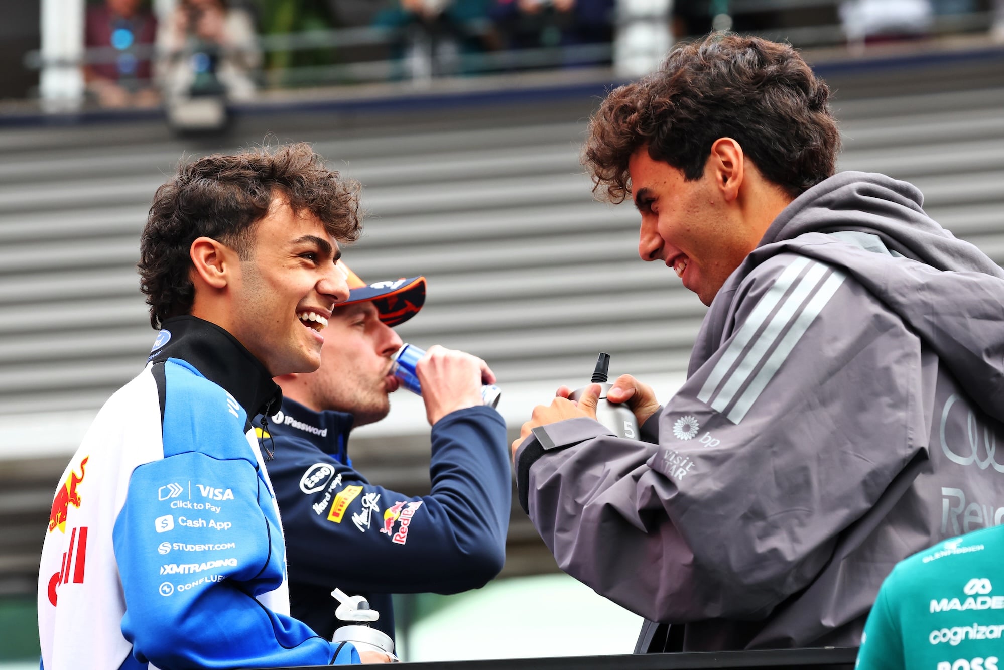 F1: Confira as imagens do GP da Bélgica 2026 (L to R): Arvid Lindblad (GBR) Racing Bulls Formula One Team and Gabriel Bortoleto (BRA) Audi F1 Team on the drivers' parade.