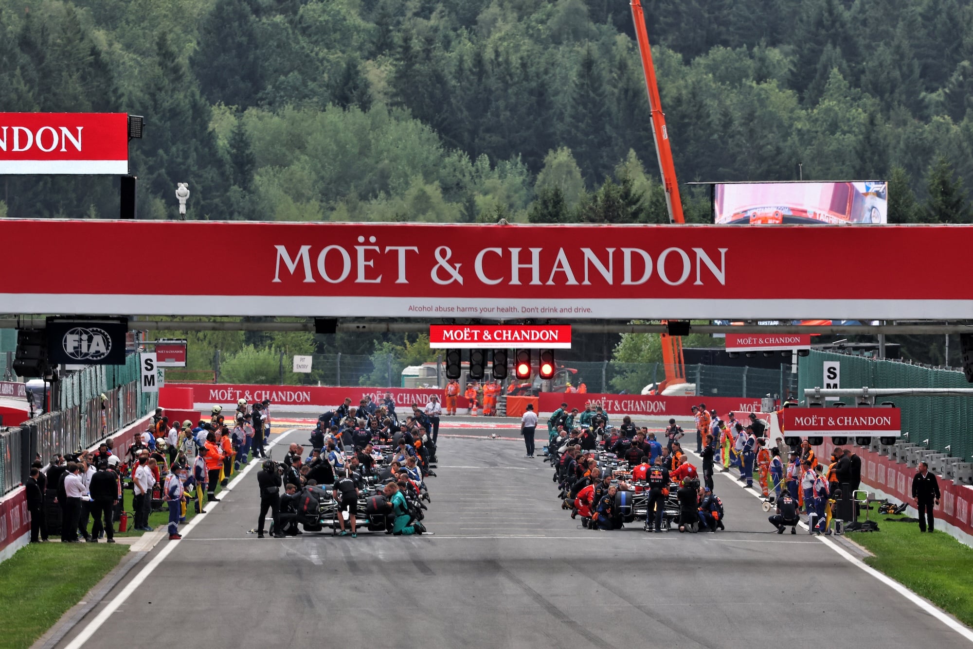 F1: Antonelli vence o GP da Bélgica após duelo com Leclerc; Bortoleto termina em oitavo The grid before the start of the race.