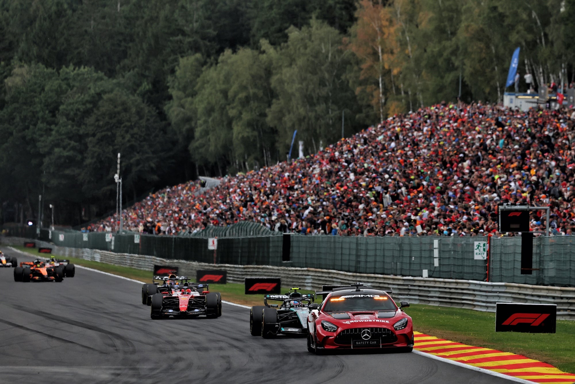 F1: Confira as imagens do GP da Bélgica 2026 Andrea Kimi Antonelli (ITA) Mercedes AMG Formula One Team W17 leads behind the Mercedes FIA Safety Car.