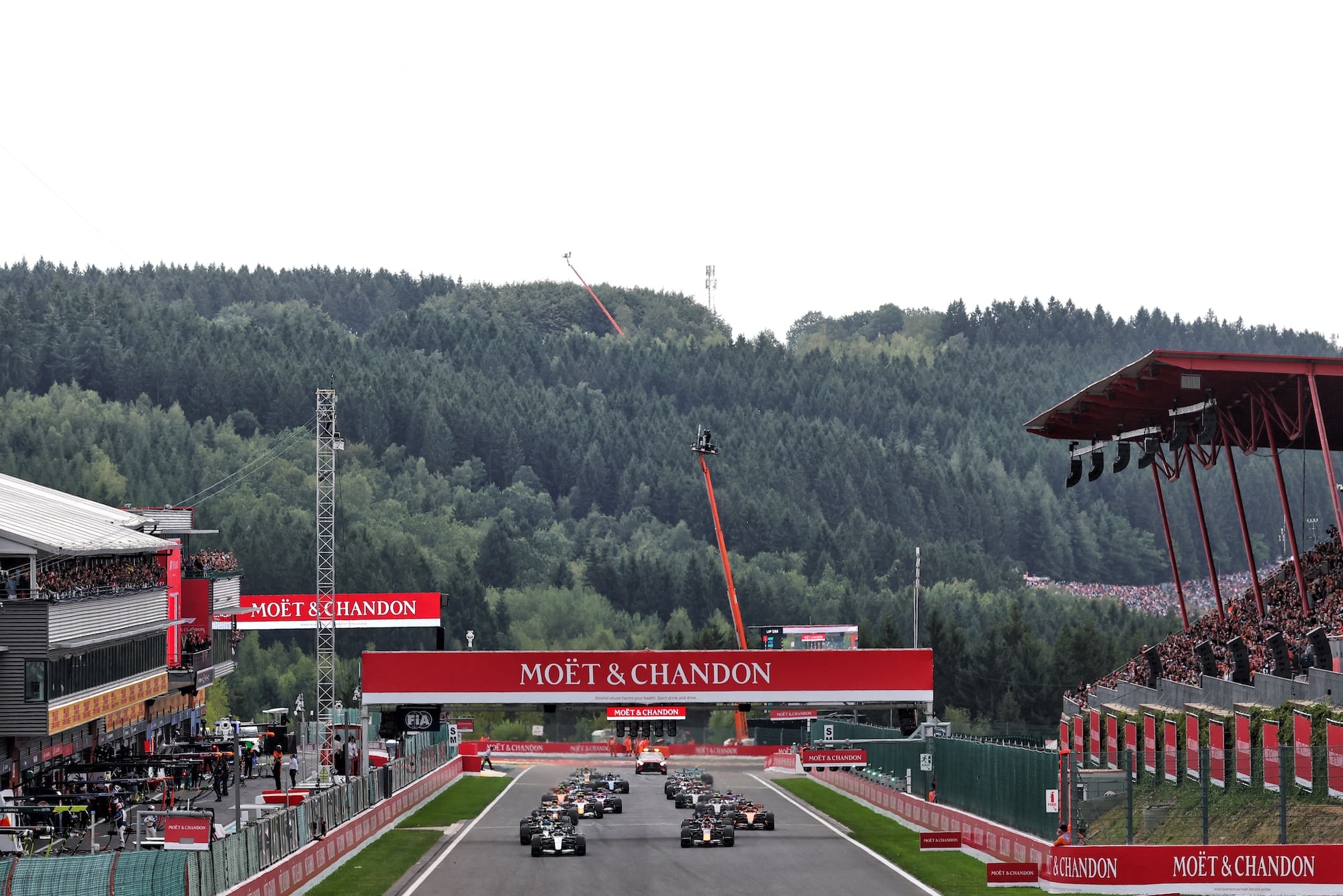 F1: Confira as imagens do GP da Bélgica 2026 Andrea Kimi Antonelli (ITA) Mercedes AMG Formula One Team W17 leads at the start of the race.