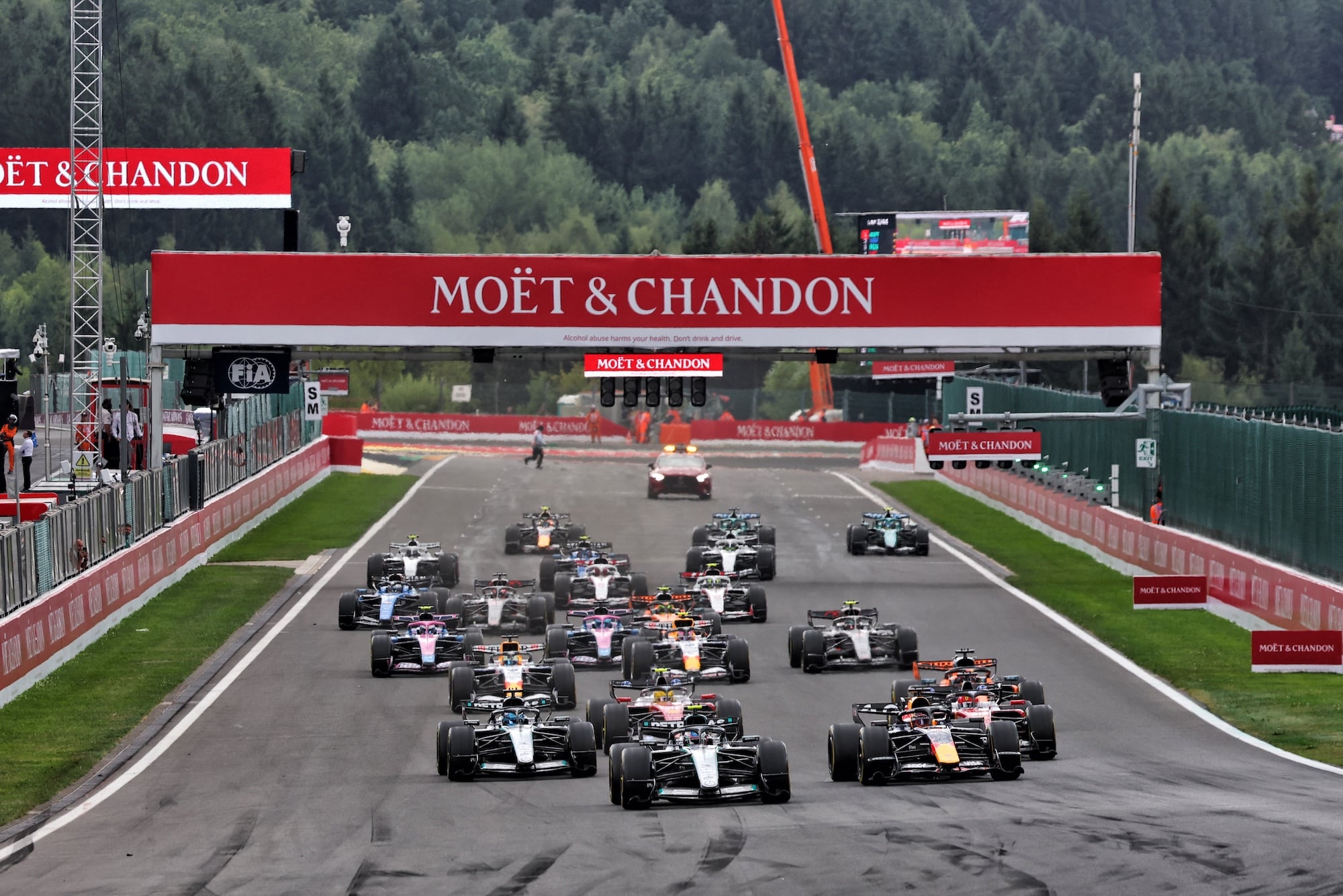 F1: Confira as imagens do GP da Bélgica 2026 Andrea Kimi Antonelli (ITA) Mercedes AMG Formula One Team W17 leads at the start of the race.