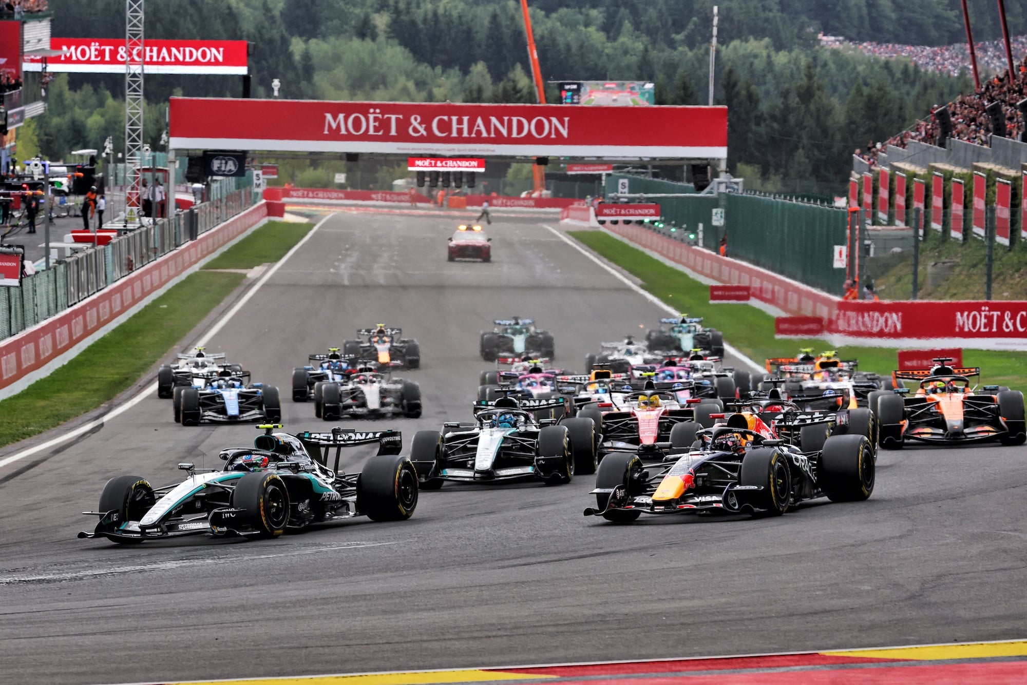 F1: Antonelli admite ajuda da sorte em vitória na Bélgica Andrea Kimi Antonelli (ITA) Mercedes AMG Formula One Team W17 leads at the start of the race.