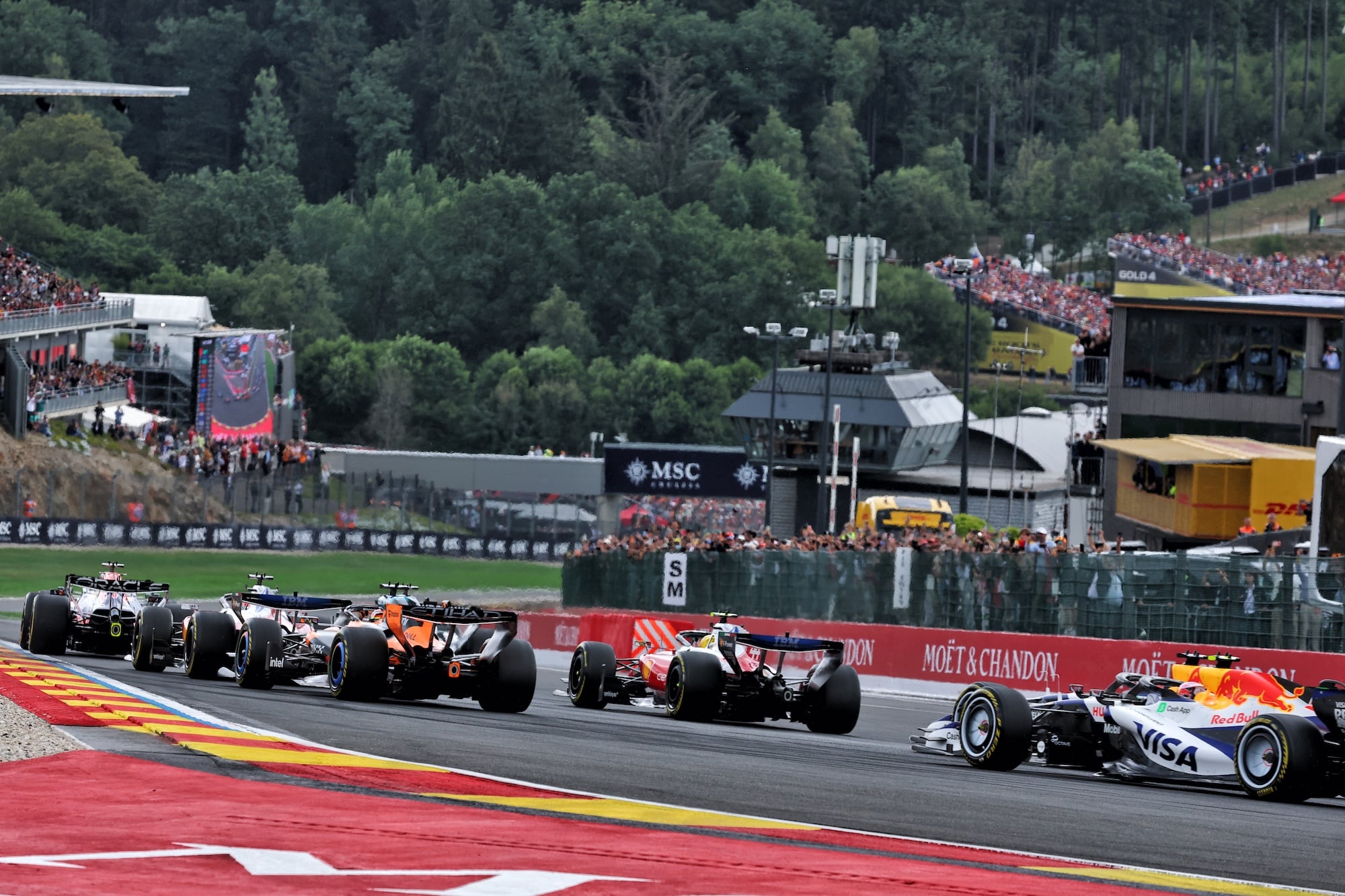 F1: Confira as imagens do GP da Bélgica 2026 Liam Lawson (NZL) Racing Bulls Formula One Team VCARB 03 at the start of the race.