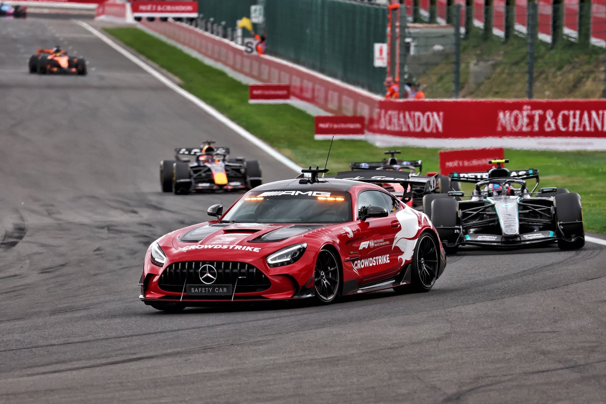 F1: Confira as imagens do GP da Bélgica 2026 Andrea Kimi Antonelli (ITA) Mercedes AMG Formula One Team W17 leads behind the Mercedes FIA Safety Car.