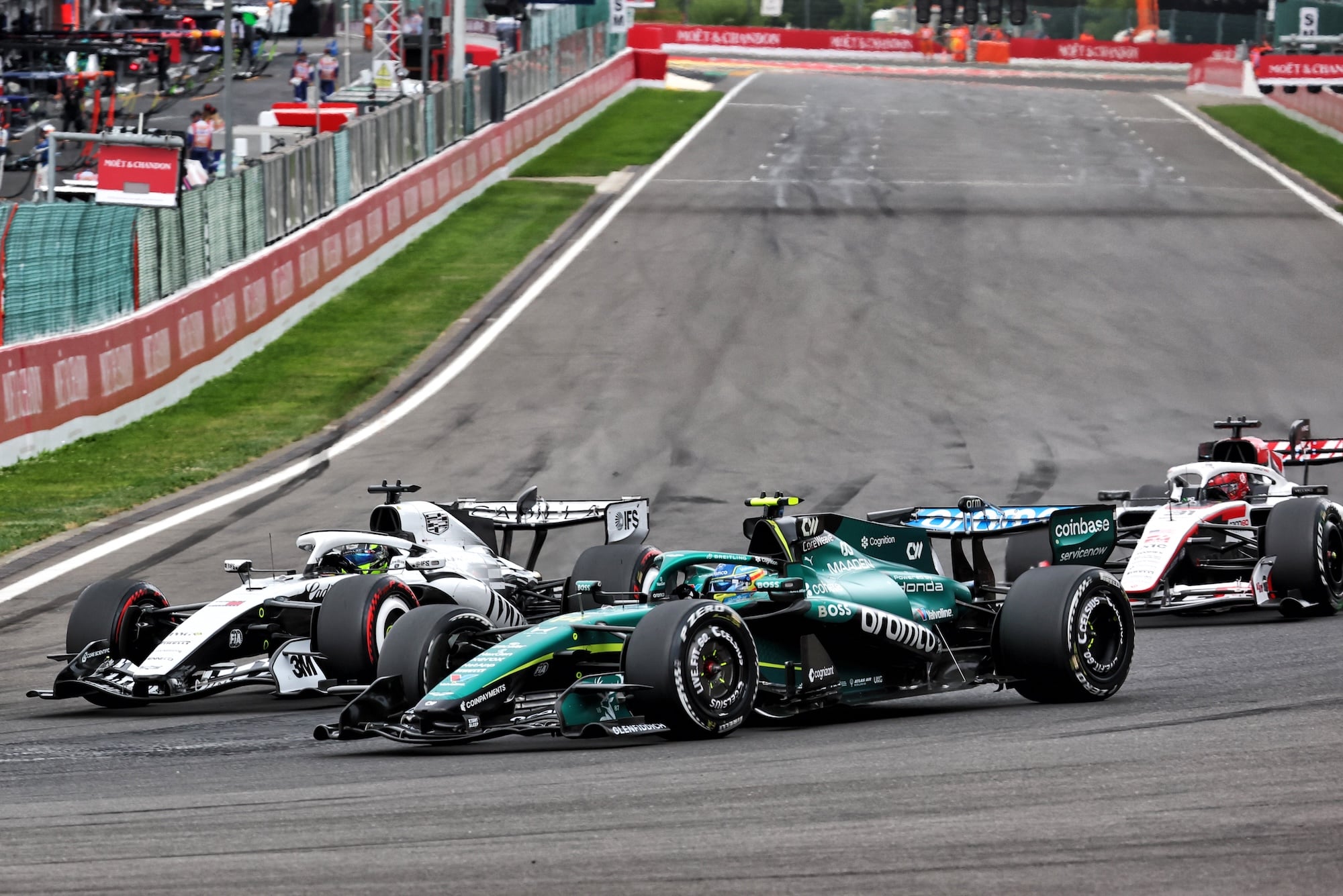F1: Confira as imagens do GP da Bélgica 2026 Sergio Perez (MEX) Cadillac Formula 1 Team MAC-26 and Fernando Alonso (ESP) Aston Martin F1 Team AMR26 battle for position.