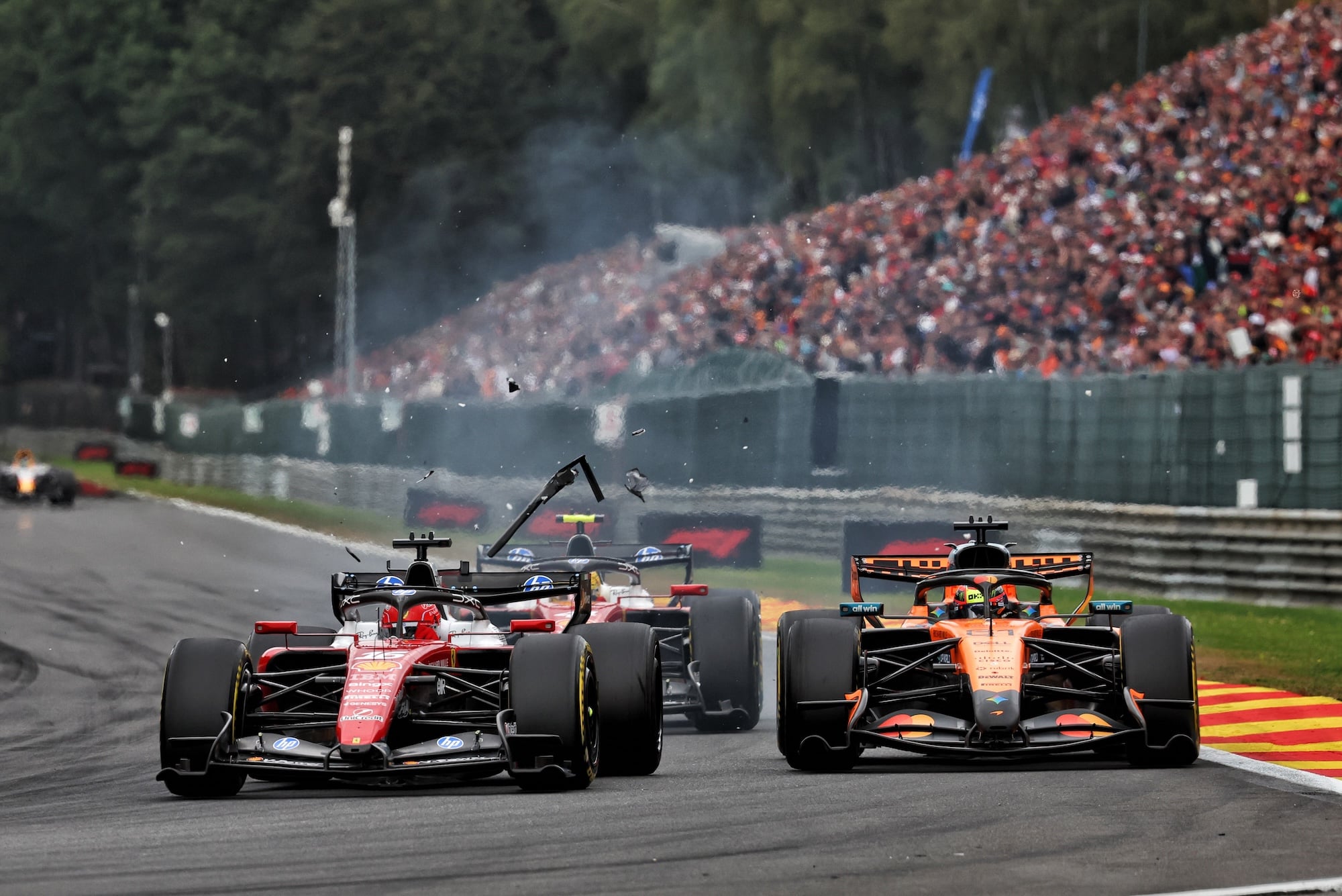 F1: Confira as imagens do GP da Bélgica 2026 Charles Leclerc (MON) Scuderia Ferrari SF-26 and Oscar Piastri (AUS) McLaren F1 Team MCL40 make contact.