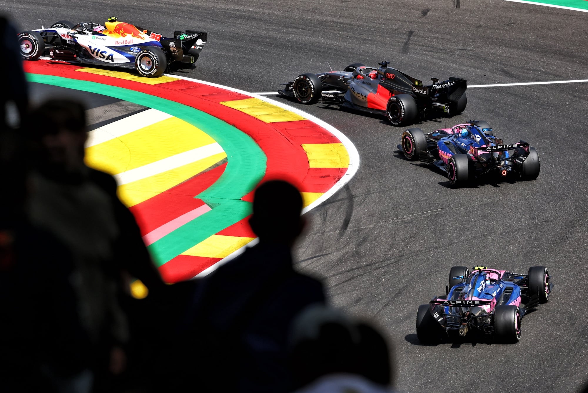F1: Confira as imagens do GP da Bélgica 2026 Liam Lawson (NZL) Racing Bulls Formula One Team VCARB 03 leads Gabriel Bortoleto (BRA) Audi F1 Team R26, Pierre Gasly (FRA) Alpine F1 Team A526, and Franco Colapinto (ARG) Alpine F1 Team A526.