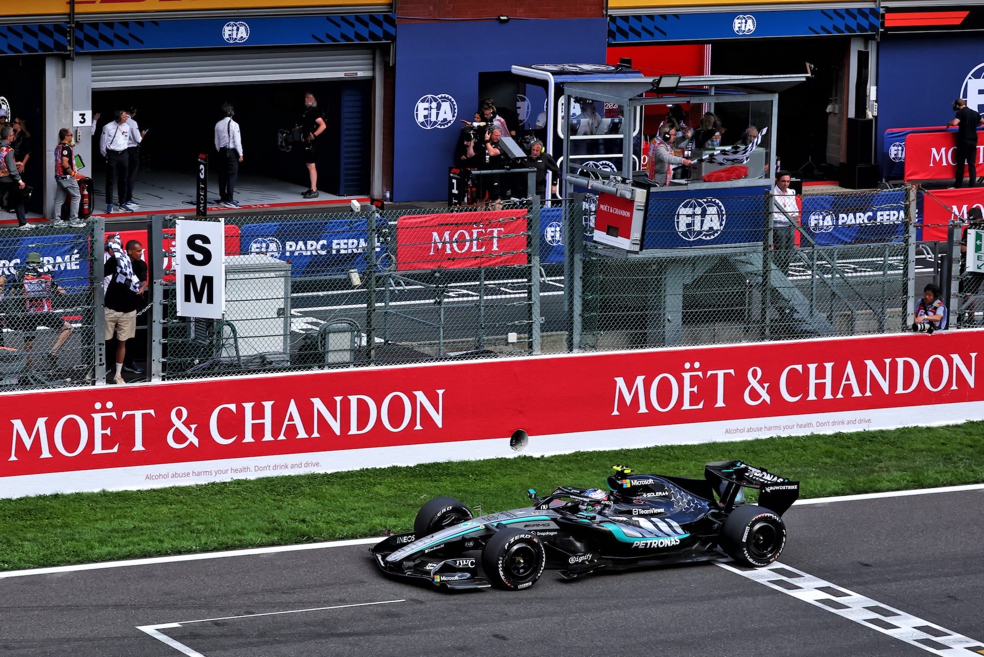 F1: Confira as imagens do GP da Bélgica 2026 Race winner Andrea Kimi Antonelli (ITA) Mercedes AMG Formula One Team W17 takes the chequered flag at the end of the race.