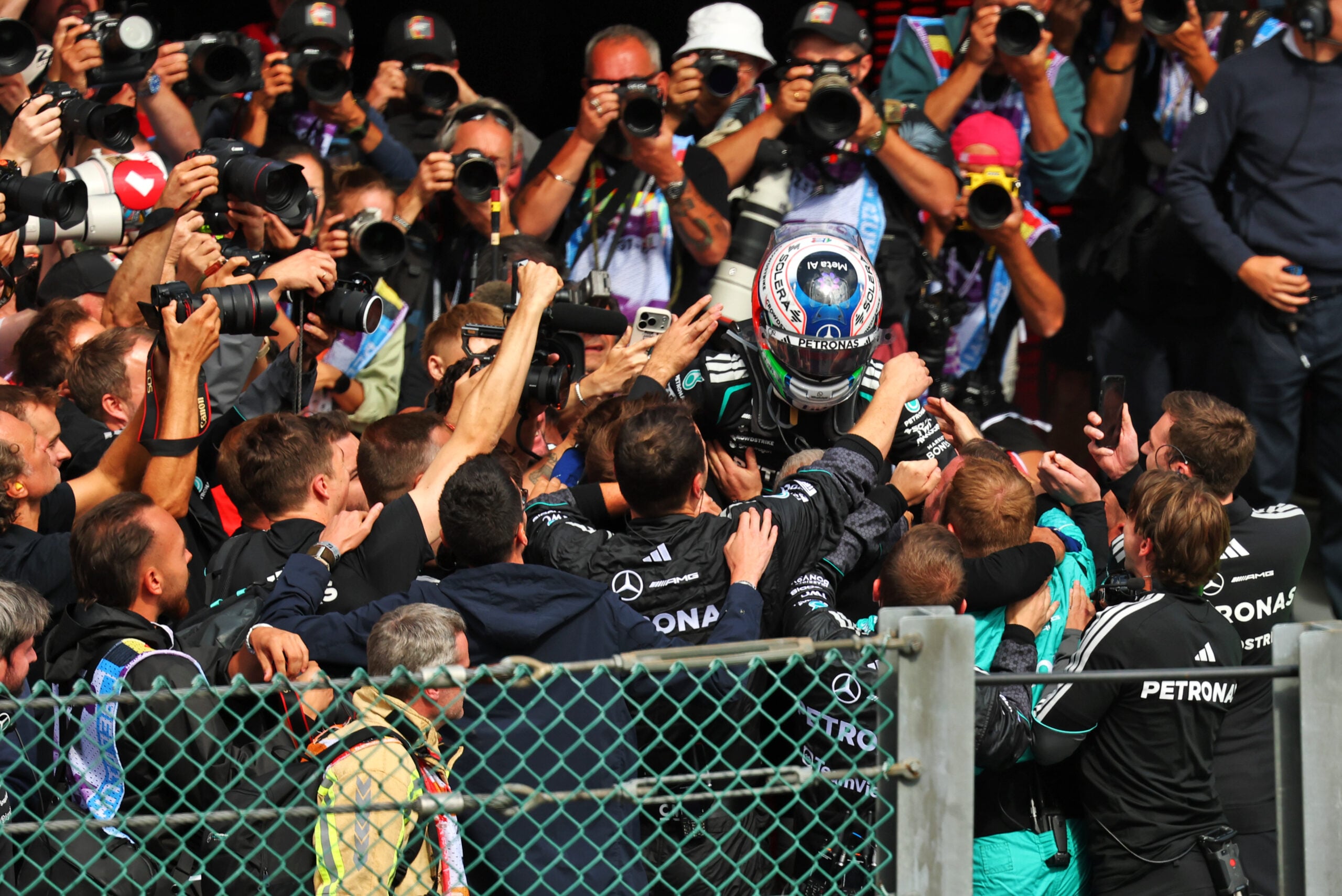 F1: Confira as imagens do GP da Bélgica 2026 Race winner Andrea Kimi Antonelli (ITA) Mercedes AMG Formula One Team celebrates in parc ferme.