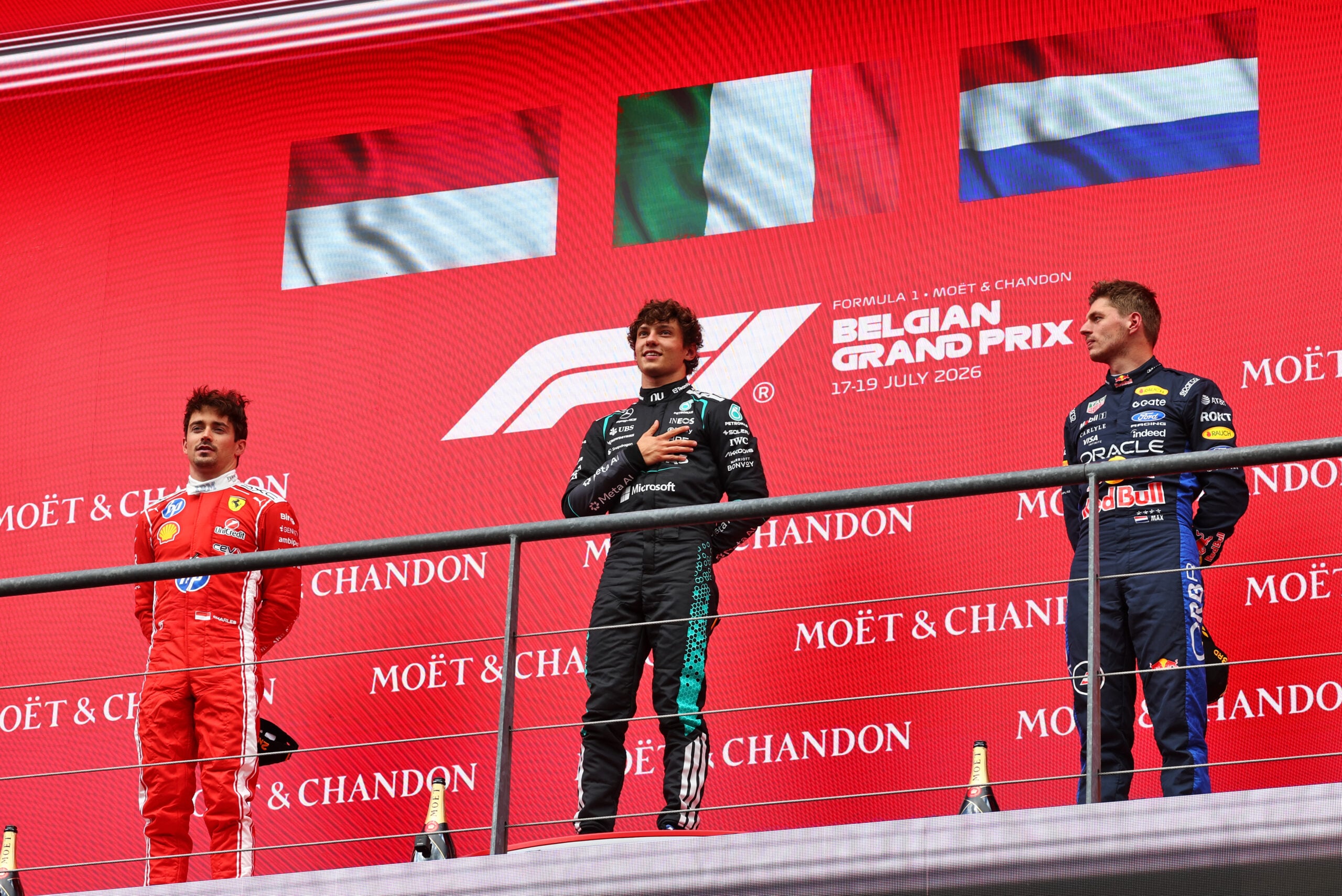 F1: Confira as imagens do GP da Bélgica 2026 The podium (L to R): Charles Leclerc (MON) Scuderia Ferrari, second; Andrea Kimi Antonelli (ITA) Mercedes AMG Formula One Team, race winner; Max Verstappen (NLD) Red Bull Racing, third.