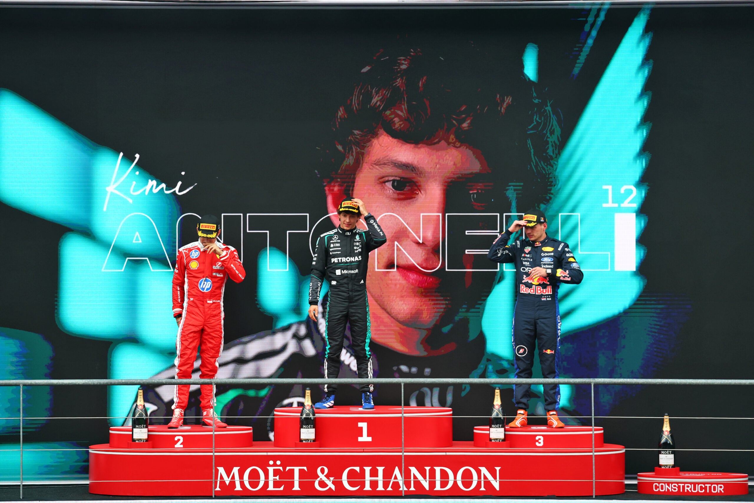 F1: Confira as imagens do GP da Bélgica 2026 The podium (L to R): Charles Leclerc (MON) Scuderia Ferrari, second; Andrea Kimi Antonelli (ITA) Mercedes AMG Formula One Team, race winner; Max Verstappen (NLD) Red Bull Racing, third.