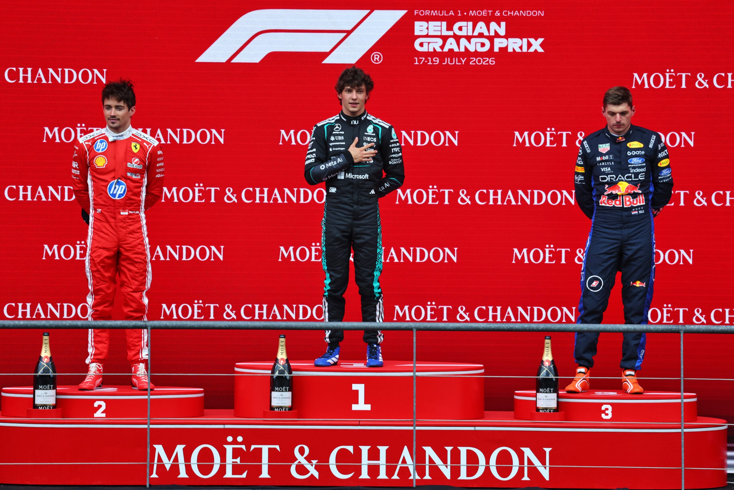 F1: Confira as imagens do GP da Bélgica 2026 The podium (L to R): Charles Leclerc (MON) Scuderia Ferrari, second; Andrea Kimi Antonelli (ITA) Mercedes AMG Formula One Team, race winner; Max Verstappen (NLD) Red Bull Racing, third.