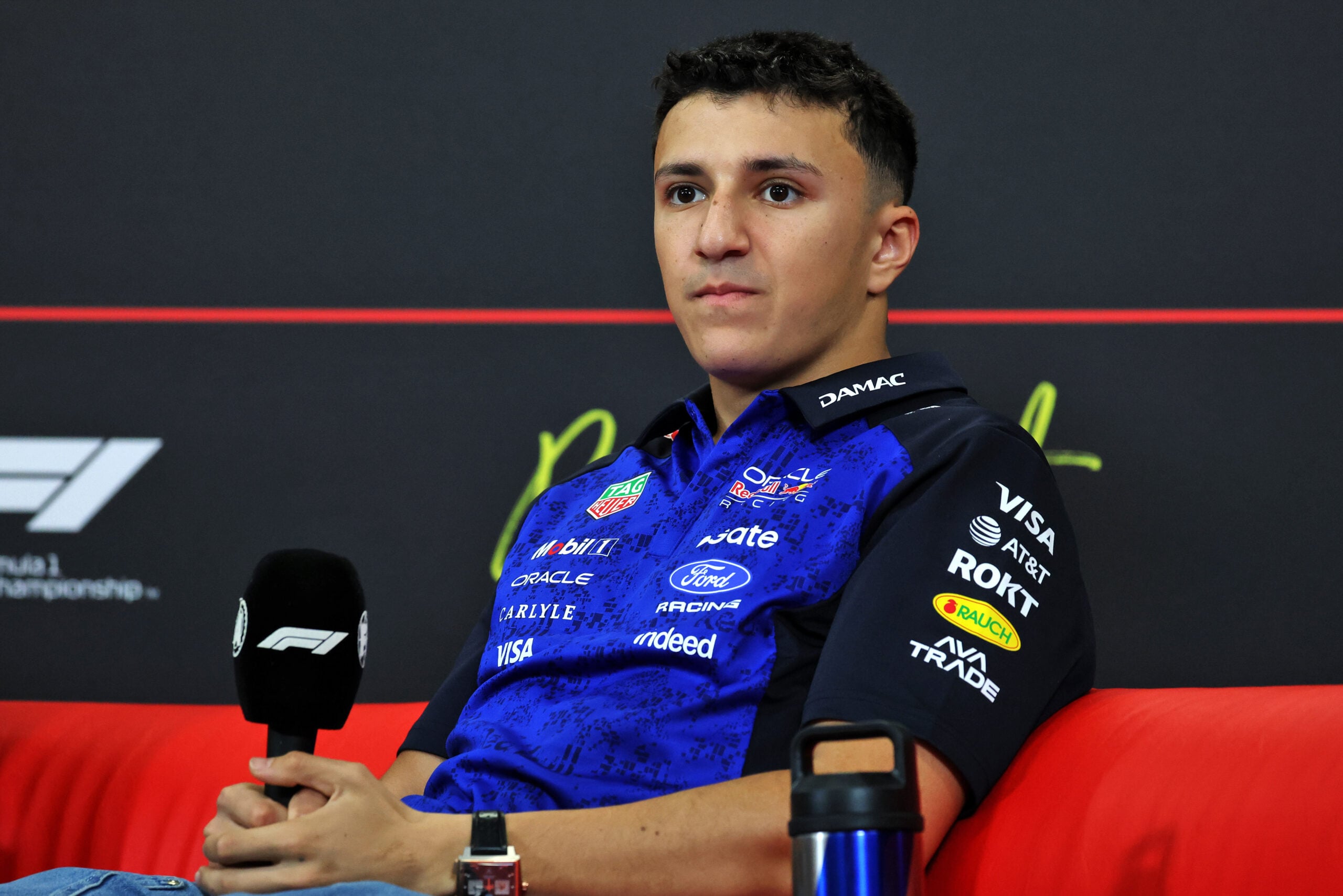 F1: Veja as fotos da quinta-feira do GP da Hungria 2026 Isack Hadjar (FRA) Red Bull Racing in the FIA Press Conference.