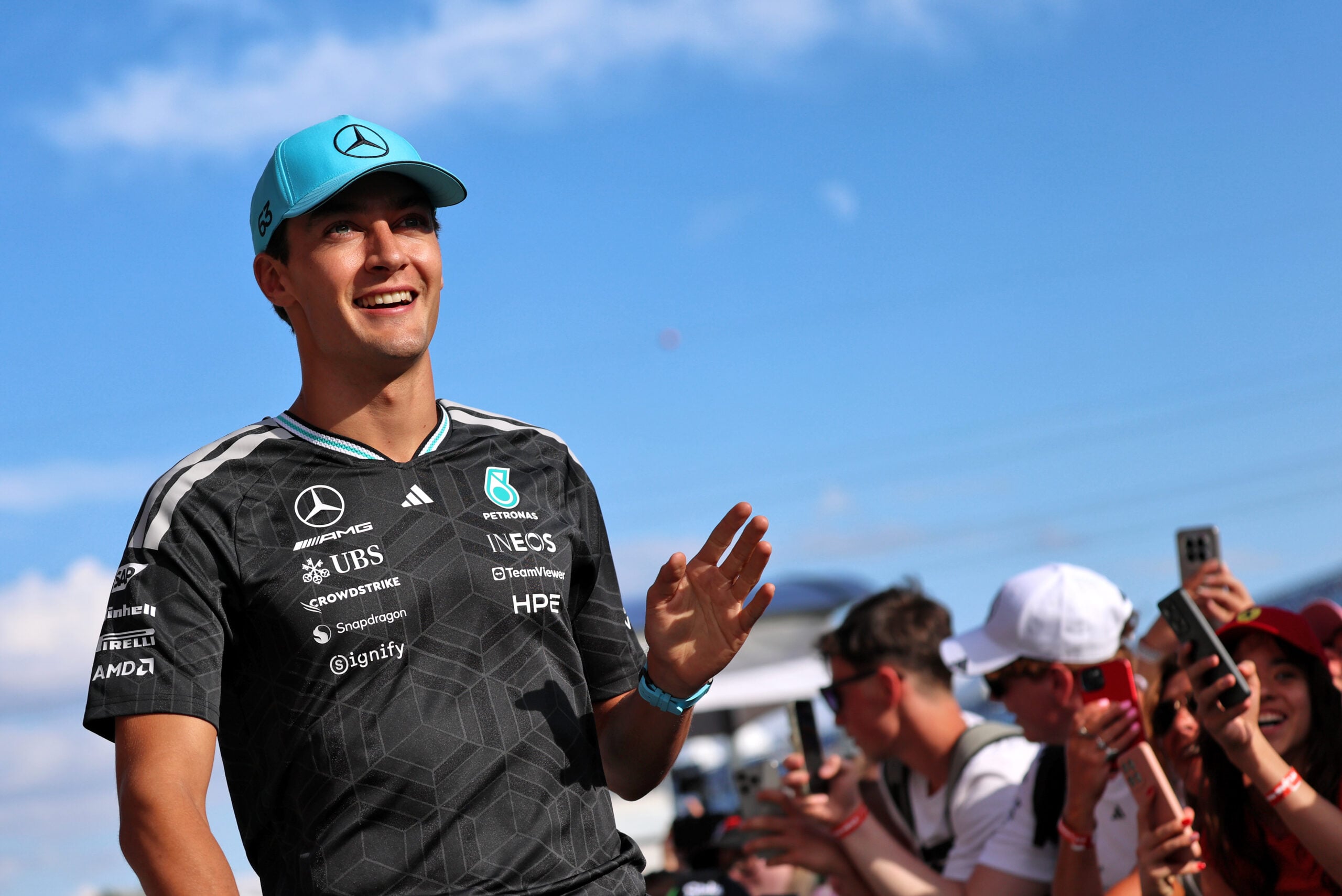 F1: Veja as fotos da quinta-feira do GP da Hungria 2026 George Russell (GBR) Mercedes AMG Formula One Team with fans.