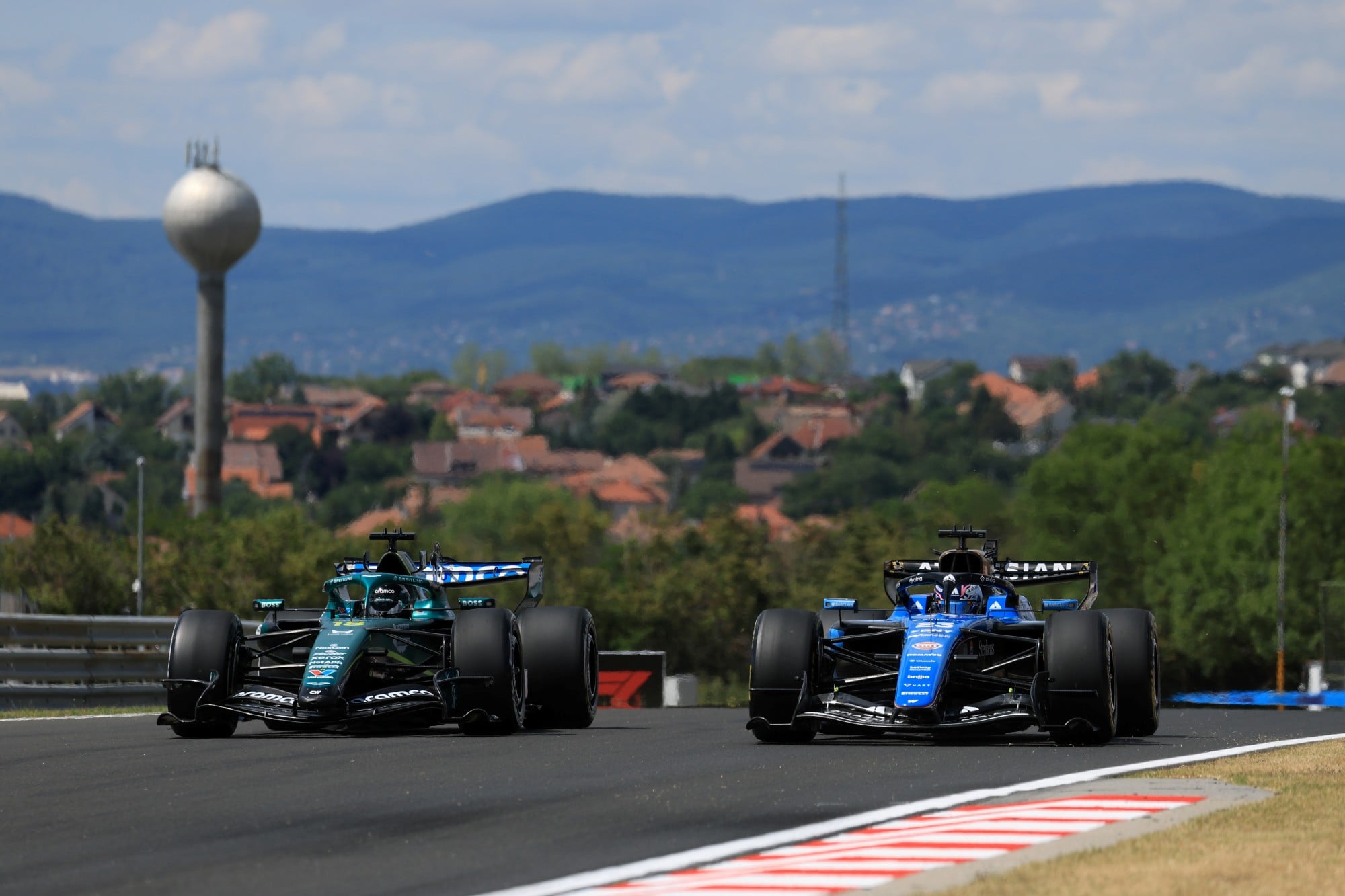 F1: Aston Martin fala em passo na direção certa após classificação na Hungria Lance Stroll (CDN) Aston Martin F1 Team AMR26 and Alexander Albon (THA) Williams F1 Team FW48.