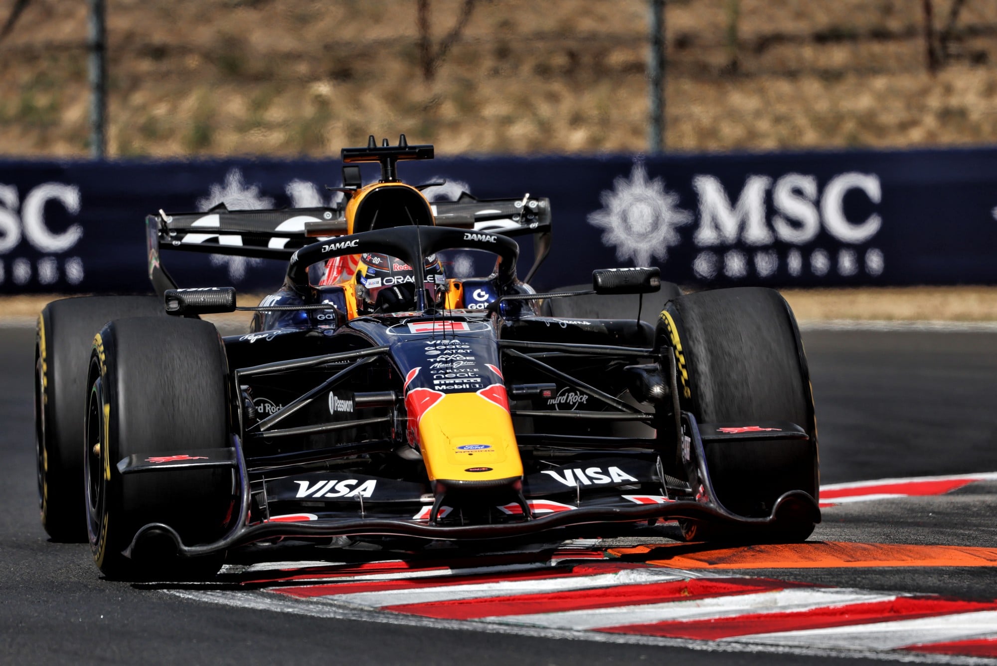 F1 hoje: Ferrari domina e Bortoleto começa forte na Hungria Max Verstappen (NLD) Red Bull Racing RB22.