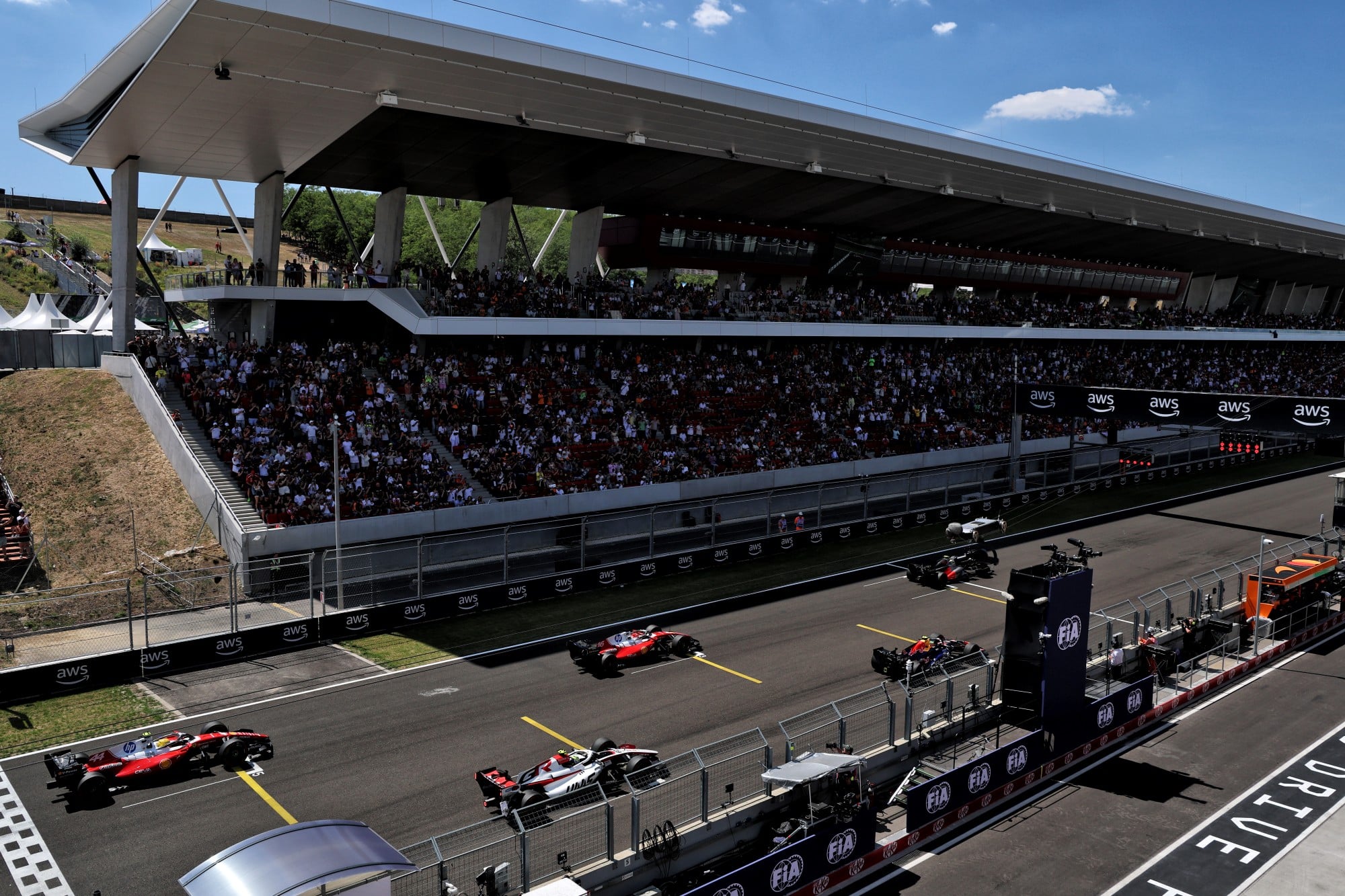 Oliver Bearman (GBR) Haas F1 Team VF-26 and Lewis Hamilton (GBR) Scuderia Ferrari SF-26.
