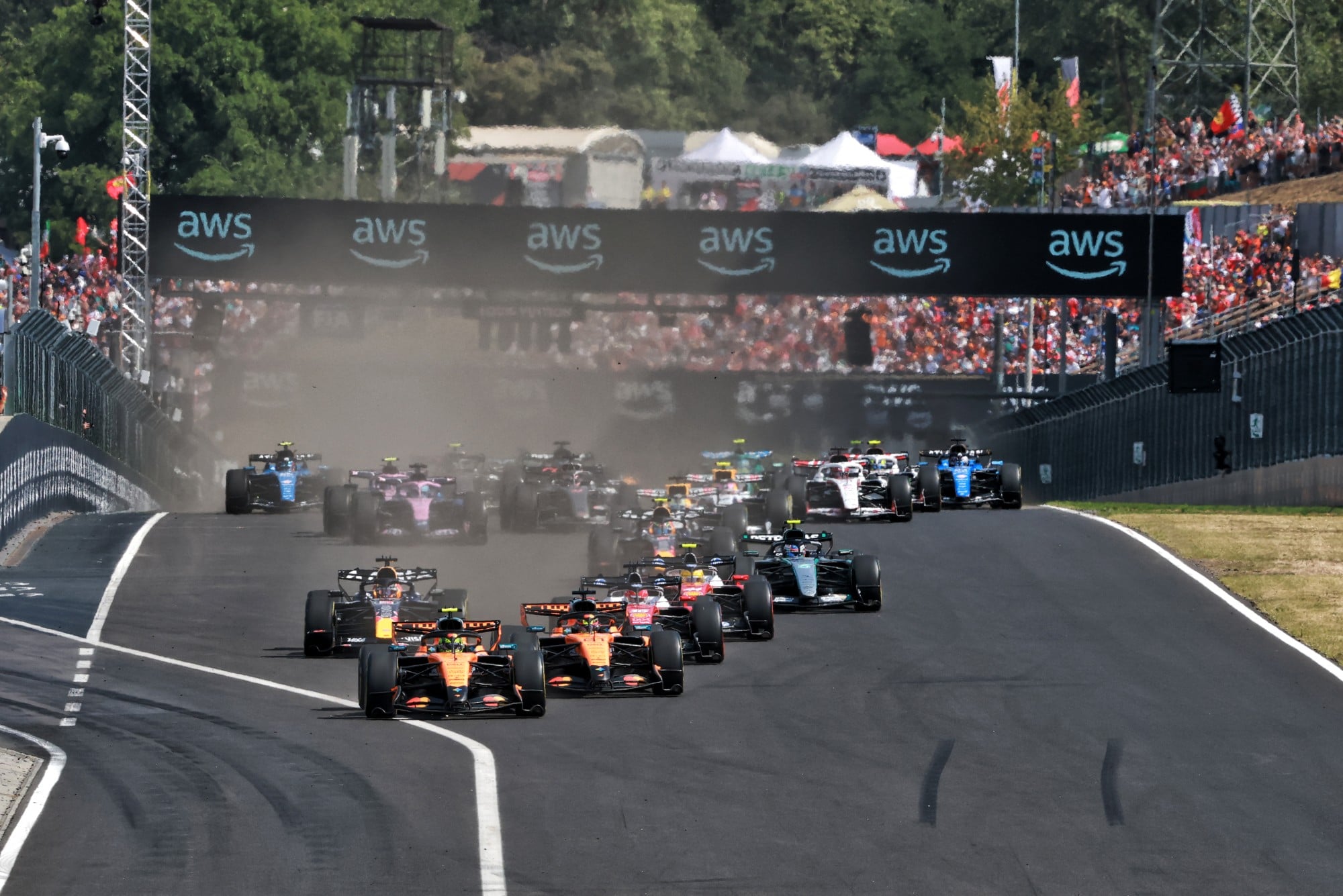 F1: Confira as imagens do GP da Hungria 2026 Lando Norris (GBR) McLaren F1 Team MCL40 leads Oscar Piastri (AUS) McLaren F1 Team MCL40 at the start of the race.