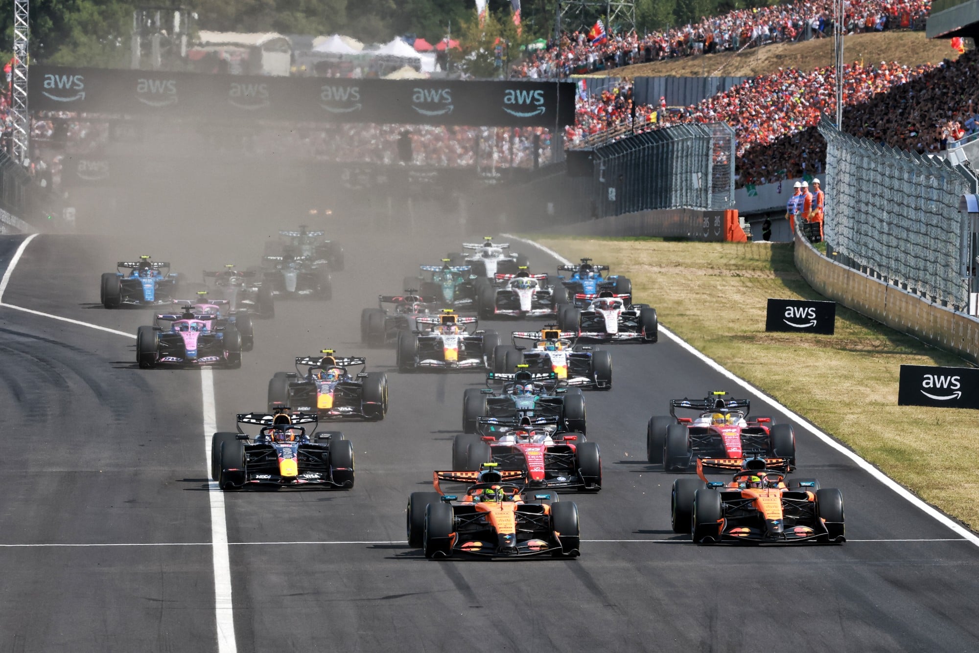 F1: Confira as imagens do GP da Hungria 2026 Lando Norris (GBR) McLaren F1 Team MCL40 leads Oscar Piastri (AUS) McLaren F1 Team MCL40 at the start of the race.