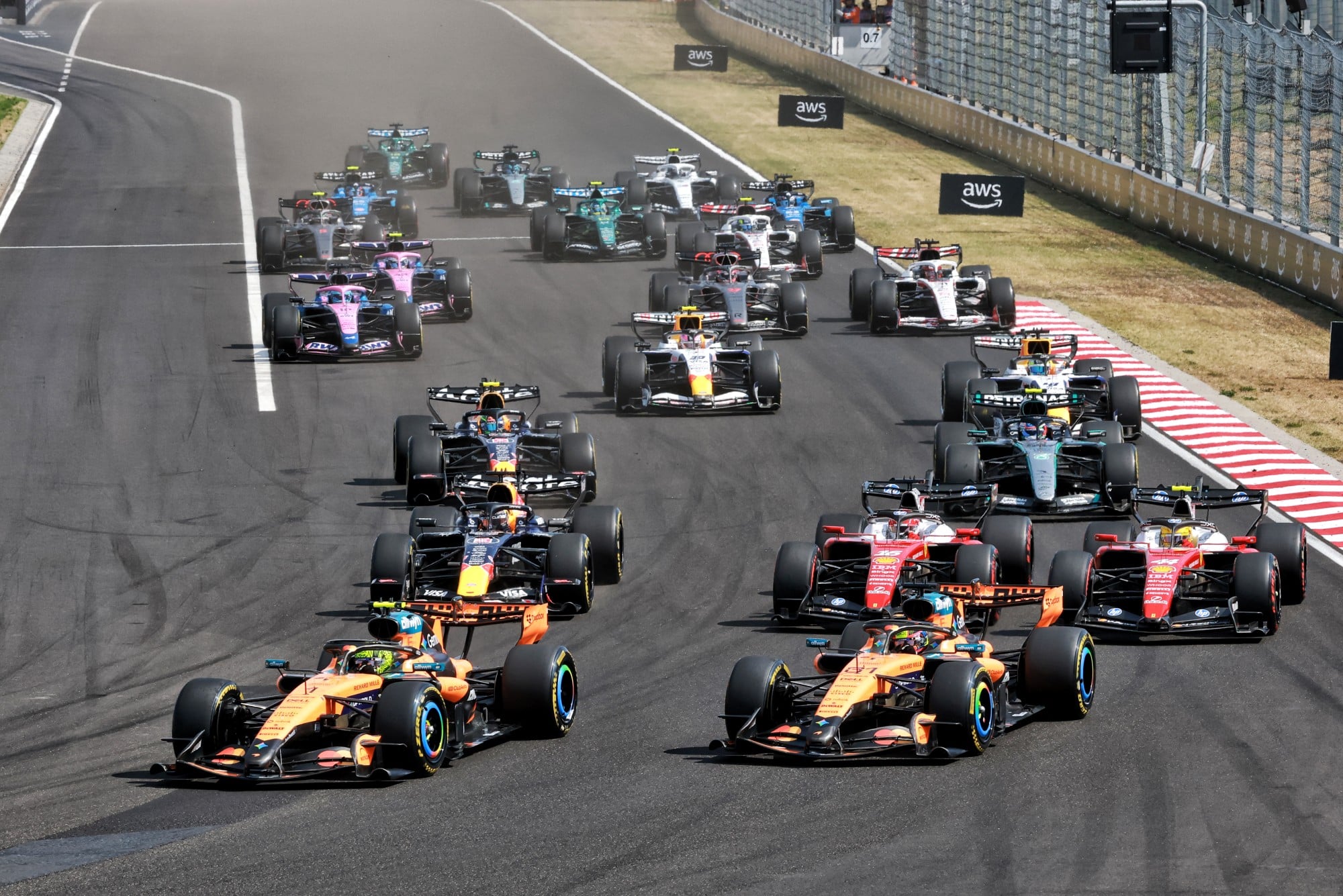 F1: Confira as imagens do GP da Hungria 2026 Lando Norris (GBR) McLaren F1 Team MCL40 leads Oscar Piastri (AUS) McLaren F1 Team MCL40 at the start of the race.