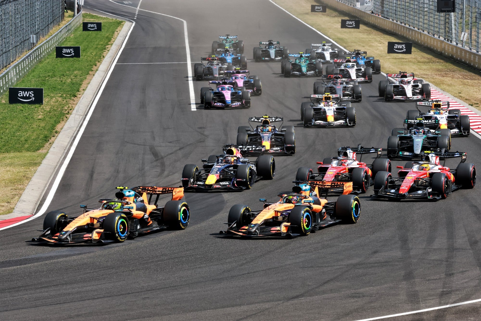 F1: Confira as imagens do GP da Hungria 2026 Lando Norris (GBR) McLaren F1 Team MCL40 leads Oscar Piastri (AUS) McLaren F1 Team MCL40 at the start of the race.