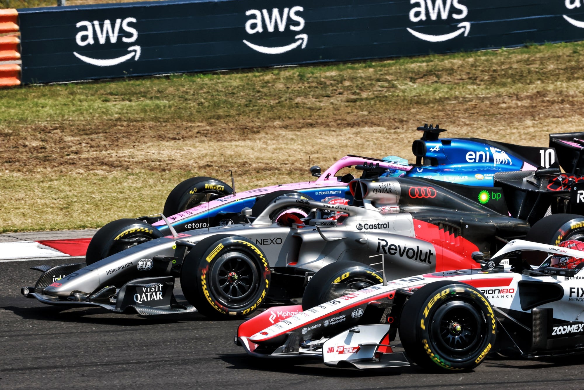 F1: Confira as imagens do GP da Hungria 2026 Pierre Gasly (FRA) Alpine F1 Team A526 and Nico Hulkenberg (GER) Audi F1 Team R26 at the start of the race.