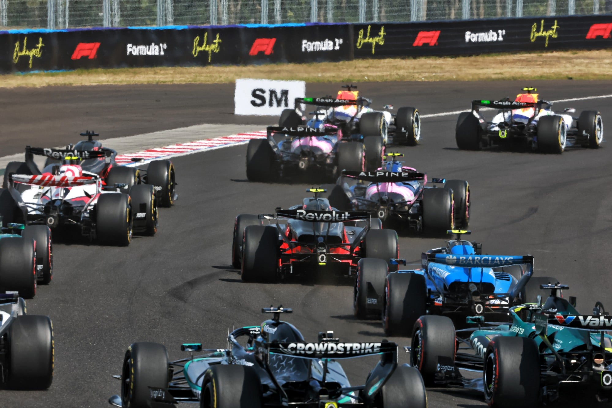F1: Confira as imagens do GP da Hungria 2026 Gabriel Bortoleto (BRA) Audi F1 Team R26 at the start of the race.