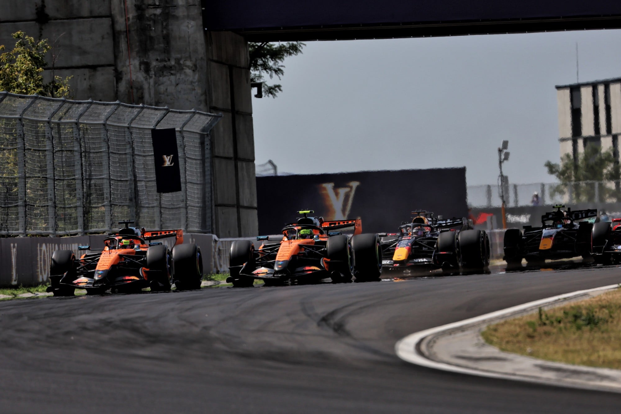 F1: Confira as imagens do GP da Hungria 2026 Oscar Piastri (AUS) McLaren F1 Team MCL40 and Lando Norris (GBR) McLaren F1 Team MCL40 at the start of the race.