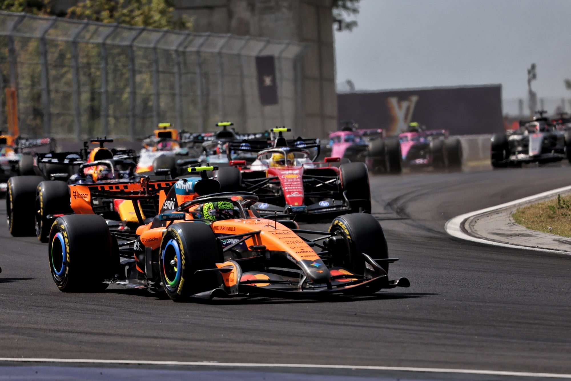 F1: Confira as imagens do GP da Hungria 2026 Lando Norris (GBR) McLaren F1 Team MCL40 at the start of the race.