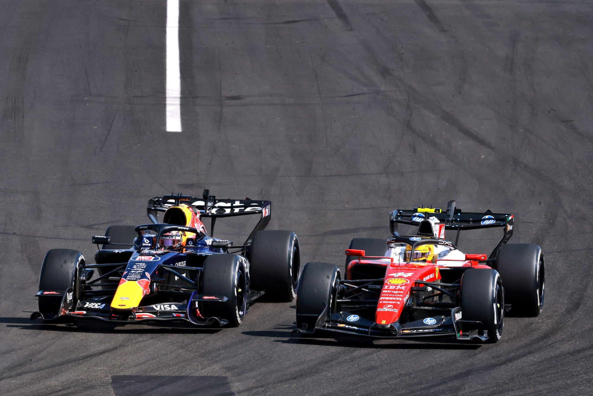 F1: Confira as imagens do GP da Hungria 2026 Max Verstappen (NLD) Red Bull Racing RB22 and Lewis Hamilton (GBR) Scuderia Ferrari SF-26 battle for position.