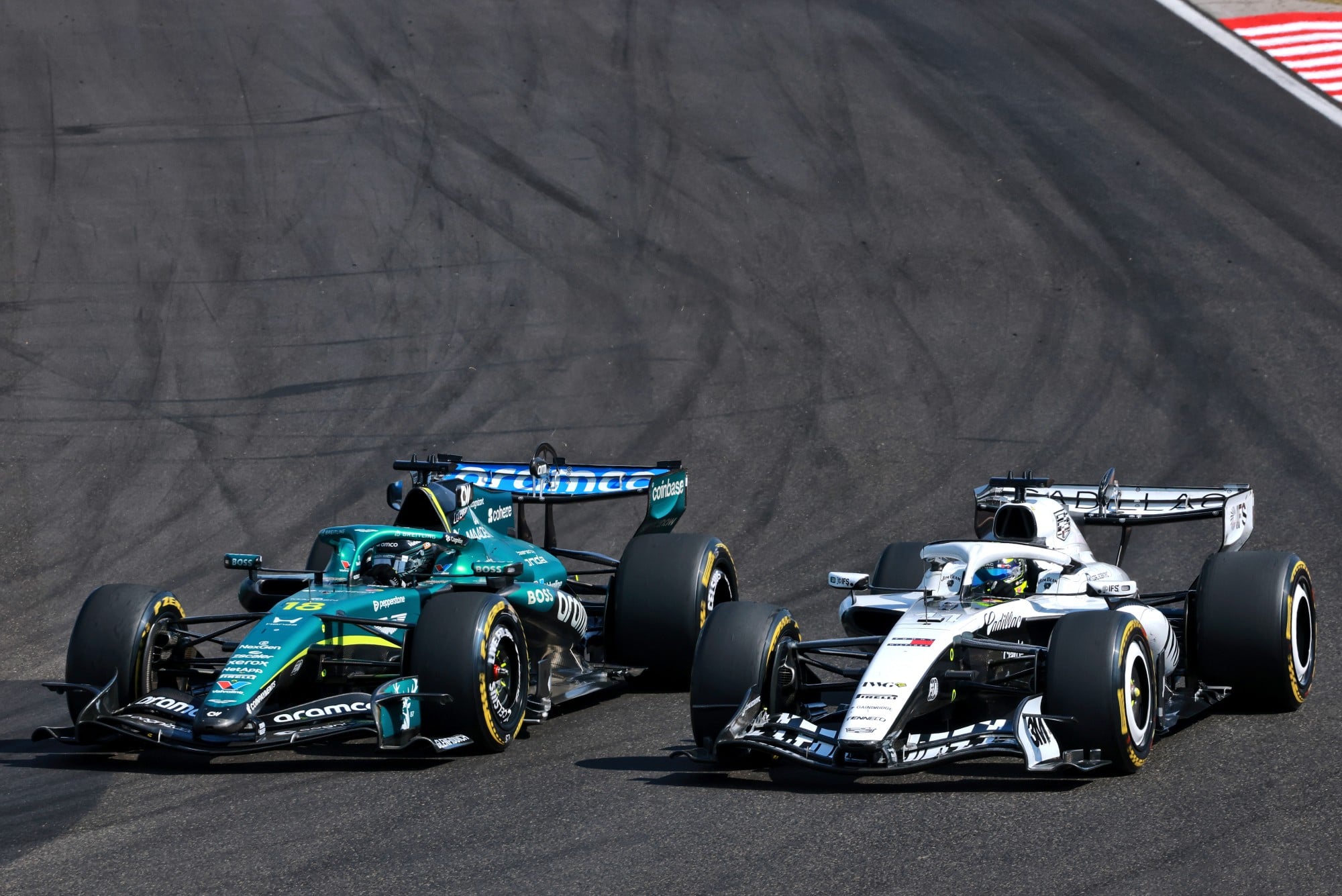 F1: Confira as imagens do GP da Hungria 2026 Lance Stroll (CDN) Aston Martin F1 Team AMR26 and Sergio Perez (MEX) Cadillac Formula 1 Team MAC-26 battle for position.