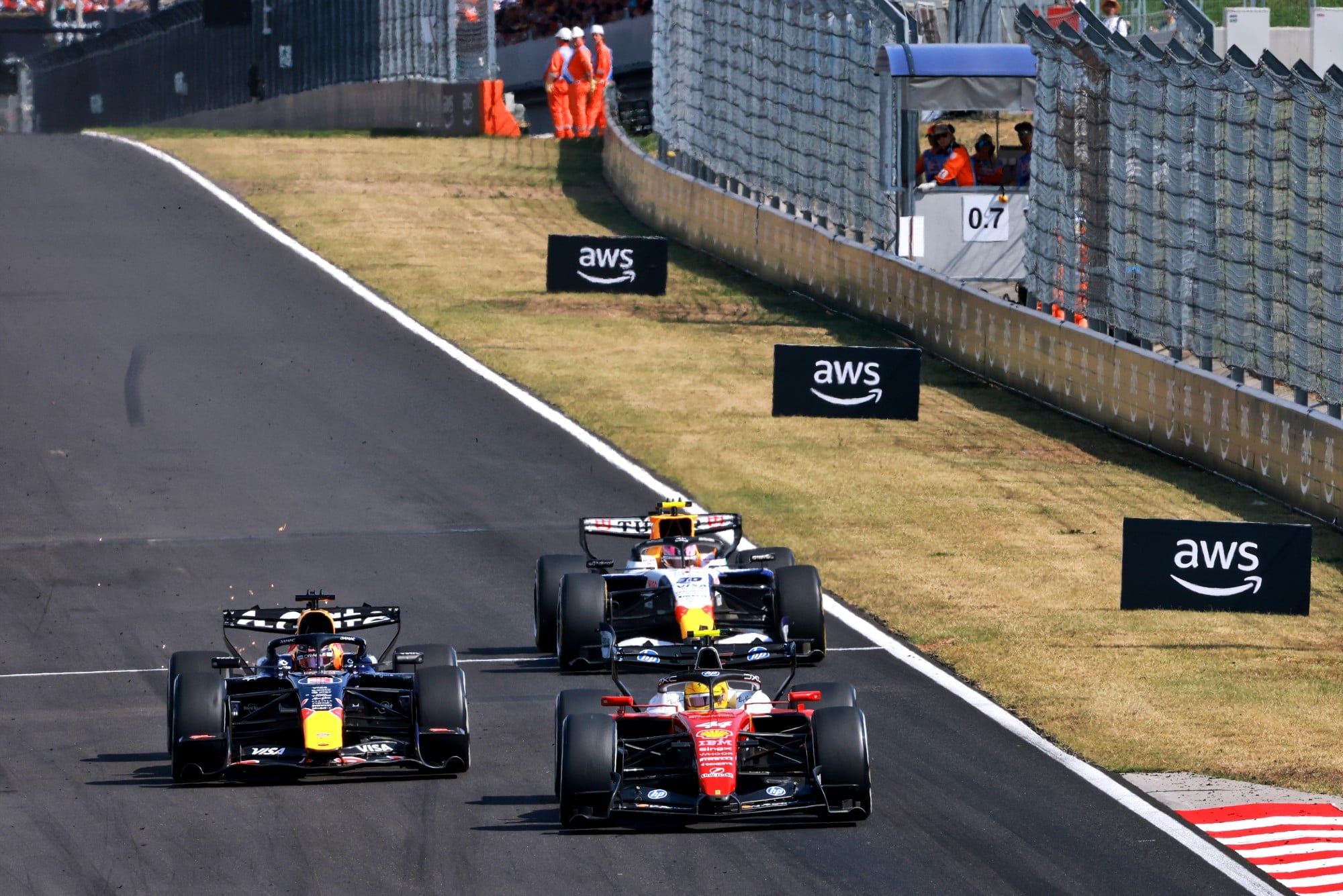 F1: Confira as imagens do GP da Hungria 2026 Lewis Hamilton (GBR) Scuderia Ferrari SF-26 and Max Verstappen (NLD) Red Bull Racing RB22 battle for position.