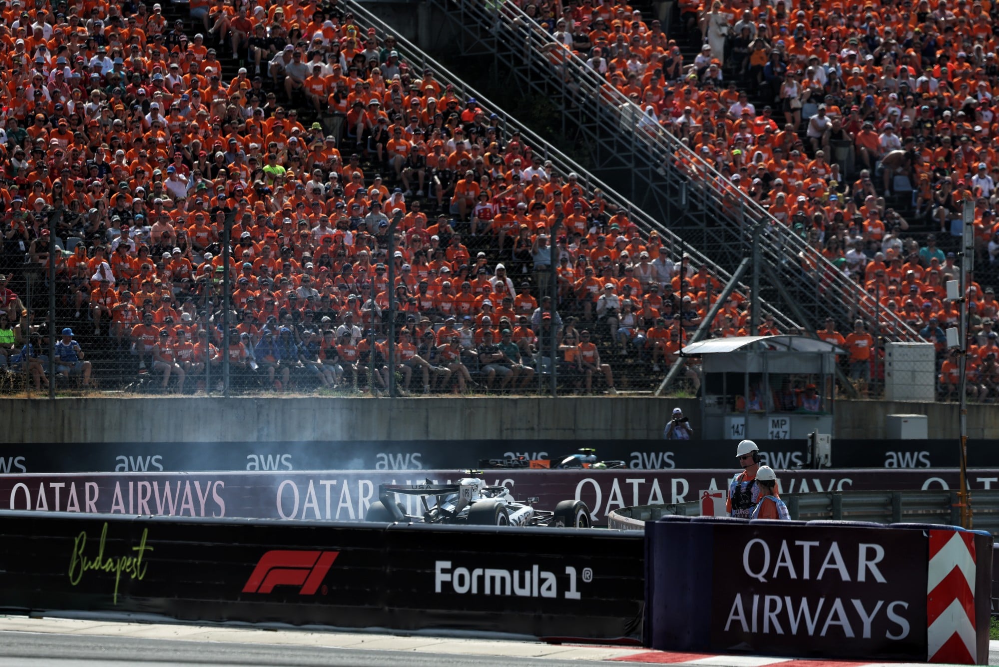 F1: Confira as imagens do GP da Hungria 2026 Valtteri Bottas (FIN) Cadillac Formula 1 Team MAC-26 retired from the race in the pit entrance.