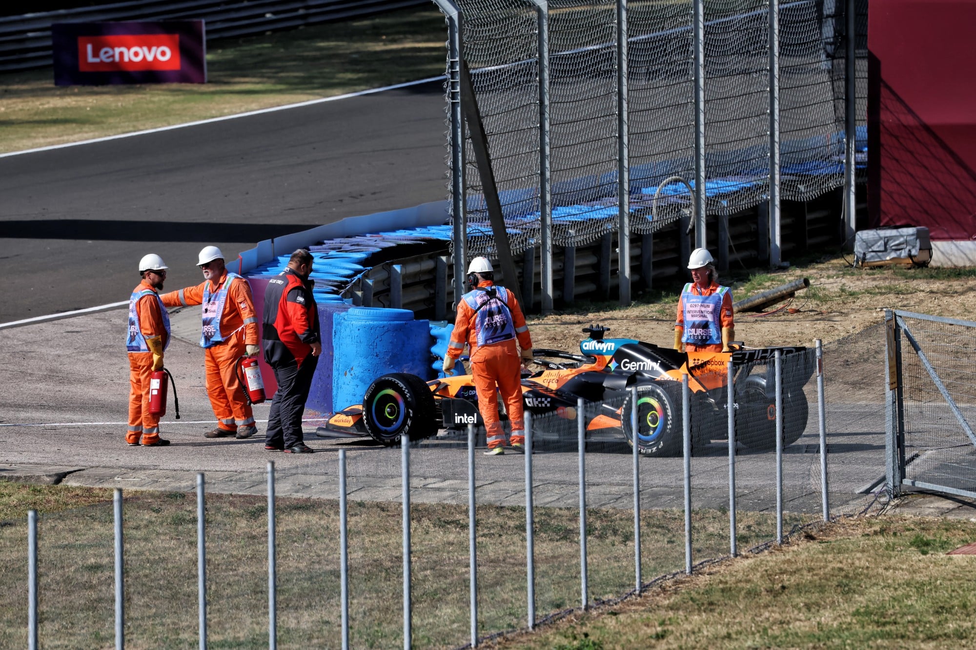 F1: Confira as imagens do GP da Hungria 2026 Oscar Piastri (AUS) McLaren F1 Team MCL40 retired from the race.