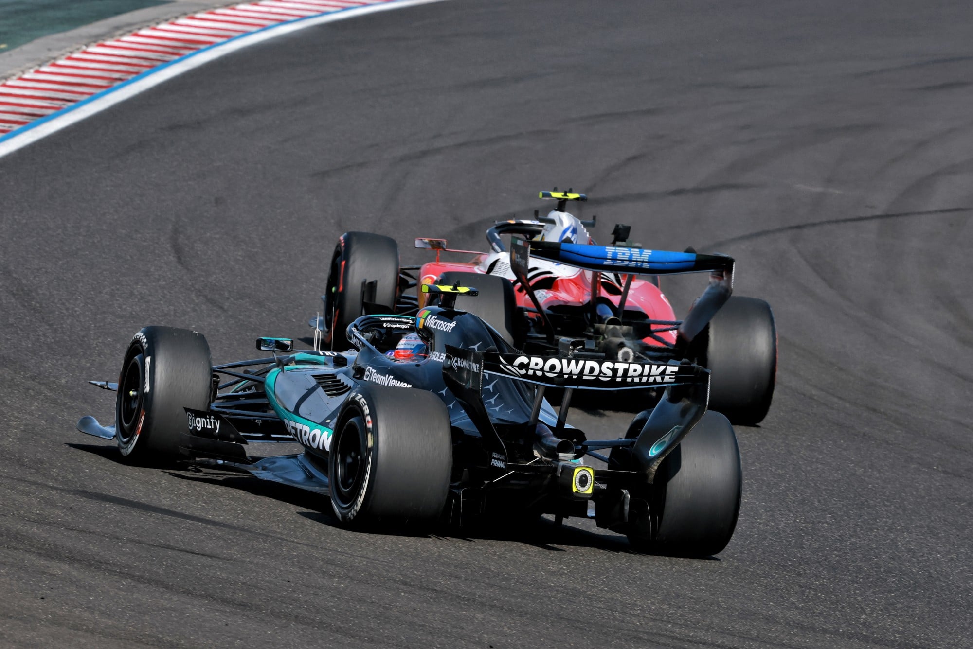 F1: Confira as imagens do GP da Hungria 2026 Lewis Hamilton (GBR) Scuderia Ferrari SF-26 and Andrea Kimi Antonelli (ITA) Mercedes AMG Formula One Team W17 battle for position.