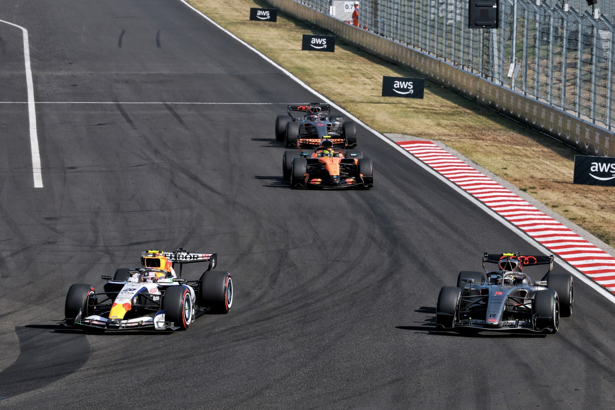 F1: Confira as imagens do GP da Hungria 2026 Liam Lawson (NZL) Racing Bulls Formula One Team VCARB 03 and Gabriel Bortoleto (BRA) Audi F1 Team R26 battle for position.