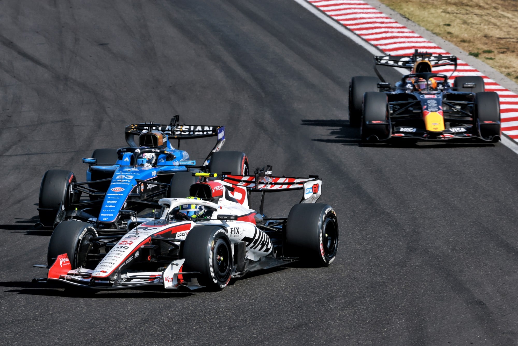 F1: Confira as imagens do GP da Hungria 2026 Oliver Bearman (GBR) Haas F1 Team VF-26 and Alexander Albon (THA) Williams F1 Team FW48 battle for position.