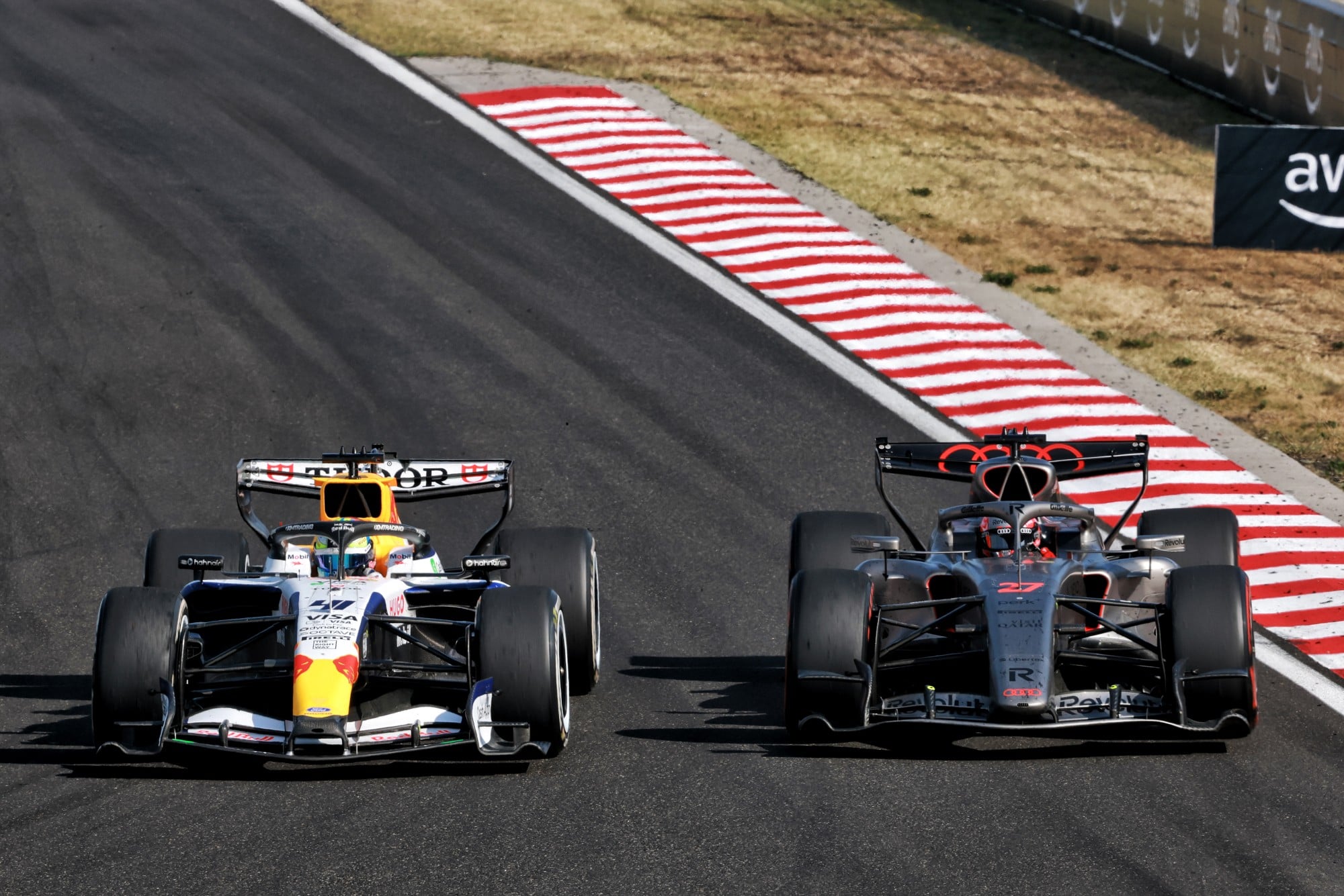 F1: Confira as imagens do GP da Hungria 2026 Arvid Lindblad (GBR) Racing Bulls Formula One Team VCARB 03 and Nico Hulkenberg (GER) Audi F1 Team R26 battle for position.