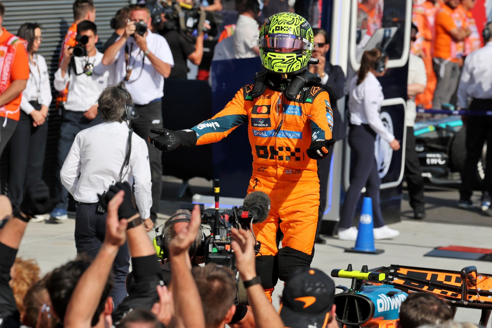 F1: Confira as imagens do GP da Hungria 2026 Race winner Lando Norris (GBR) McLaren F1 Team MCL40 celebrates in parc ferme.