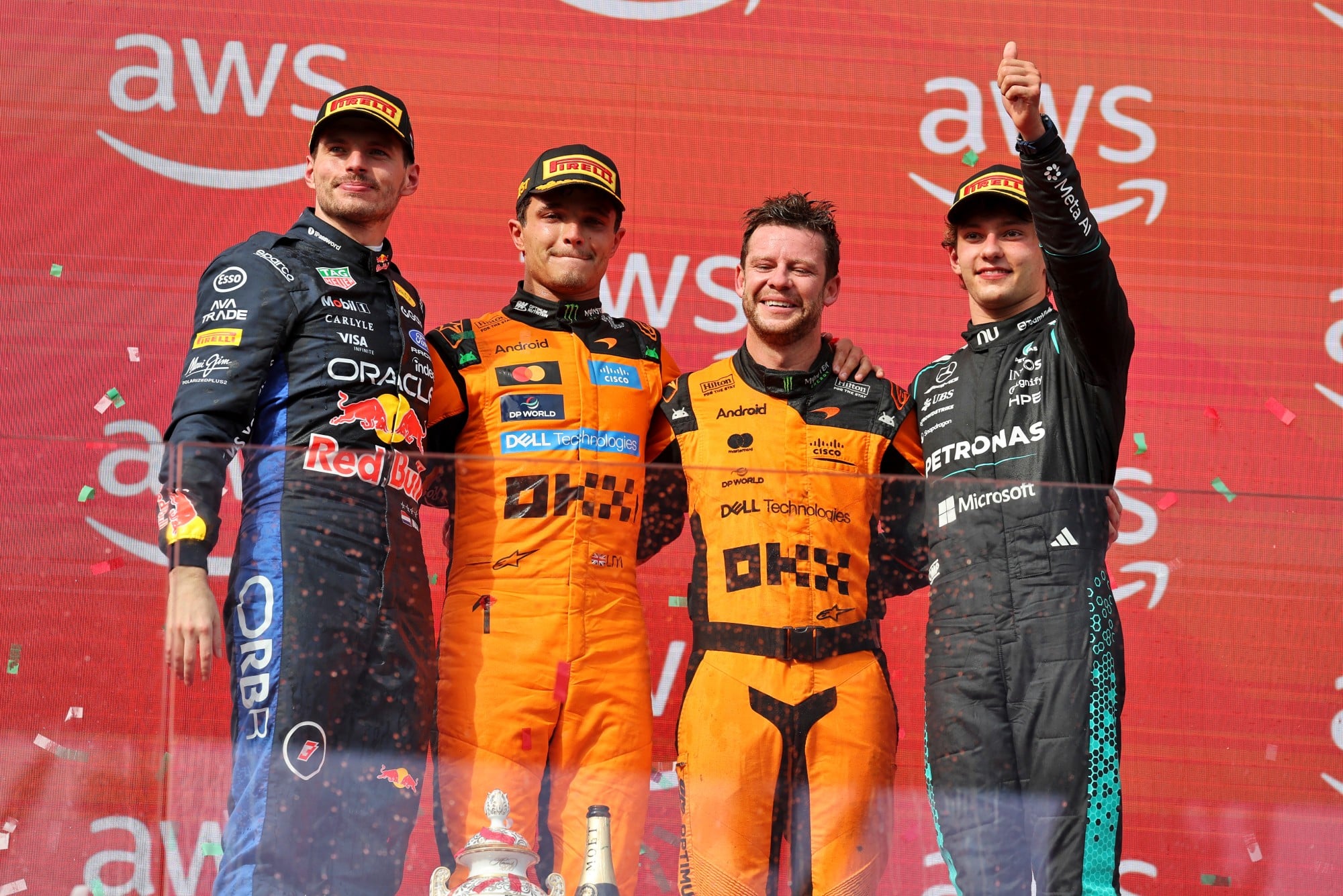 F1: Confira as imagens do GP da Hungria 2026 The podium (L to R): Max Verstappen (NLD) Red Bull Racing, second; Lando Norris (GBR) McLaren F1 Team, race winner; Kyle Moreira (GBR) McLaren F1 Team No. 1 Mechanic; Andrea Kimi Antonelli (ITA) Mercedes AMG Formula One Team, third.