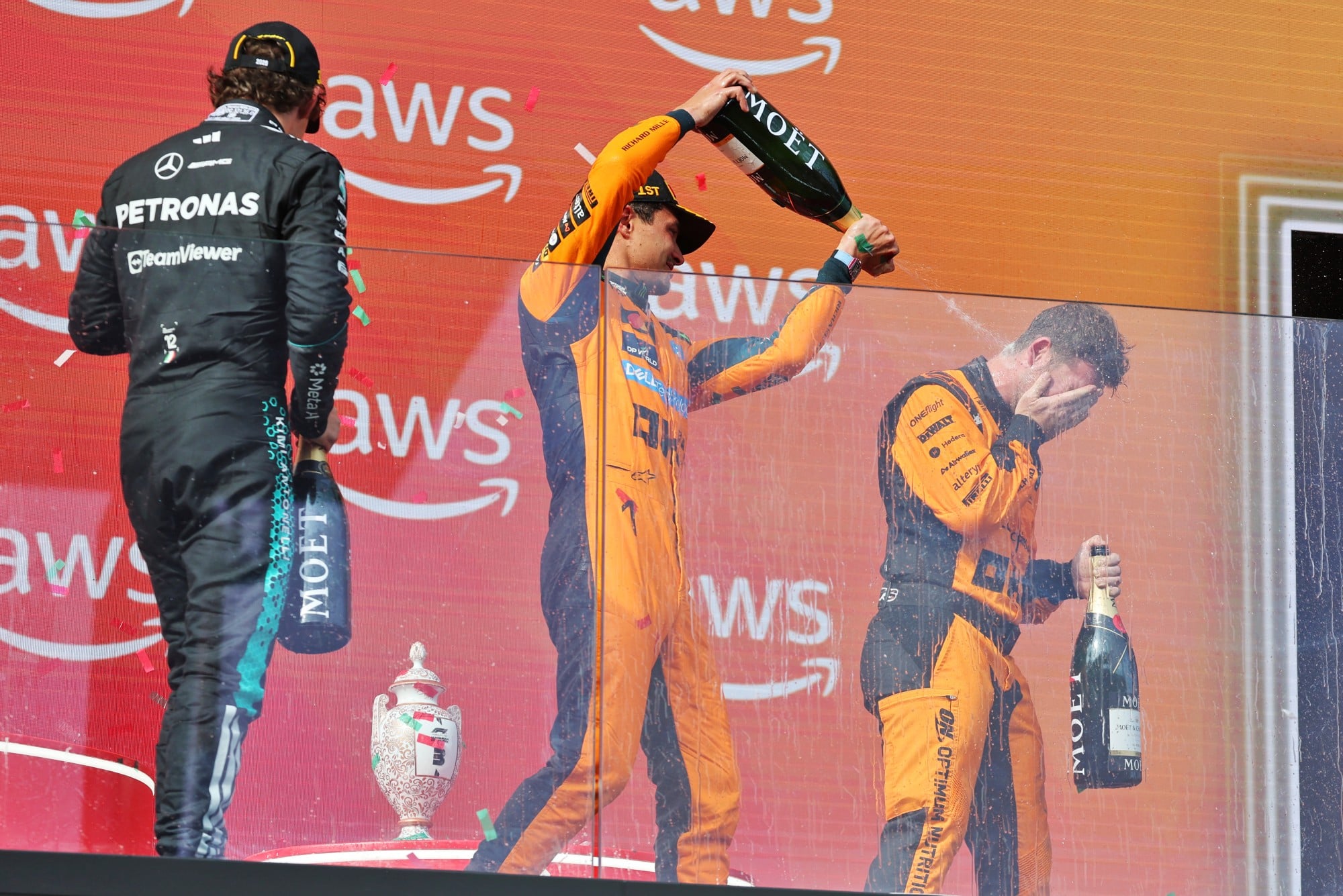 F1: Confira as imagens do GP da Hungria 2026 (L to R): Race winner Lando Norris (GBR) McLaren F1 Team celebrates on the podium with Kyle Moreira (GBR) McLaren F1 Team No. 1 Mechanic.