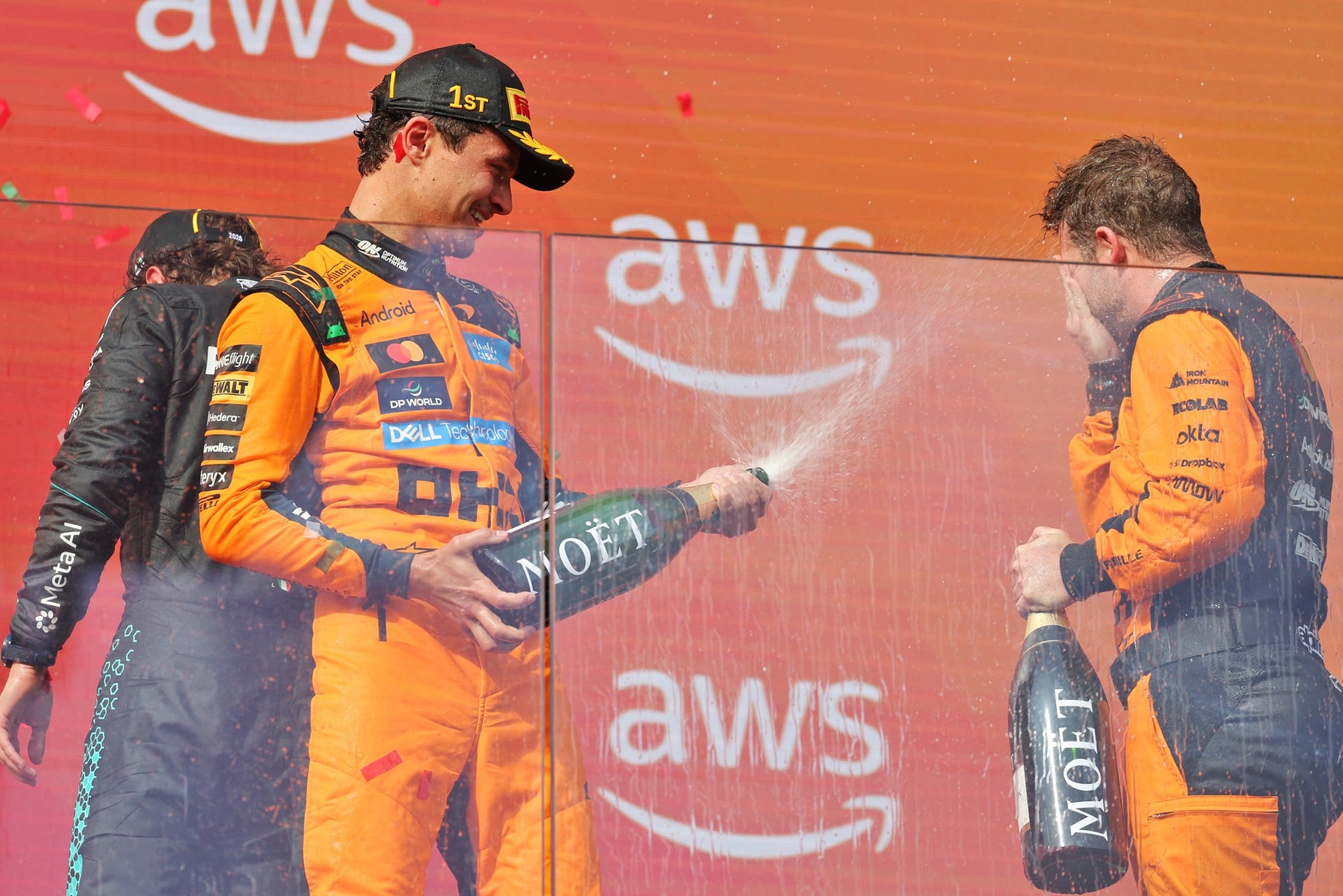 F1: Confira as imagens do GP da Hungria 2026 (L to R): Race winner Lando Norris (GBR) McLaren F1 Team celebrates on the podium with Kyle Moreira (GBR) McLaren F1 Team No. 1 Mechanic.
