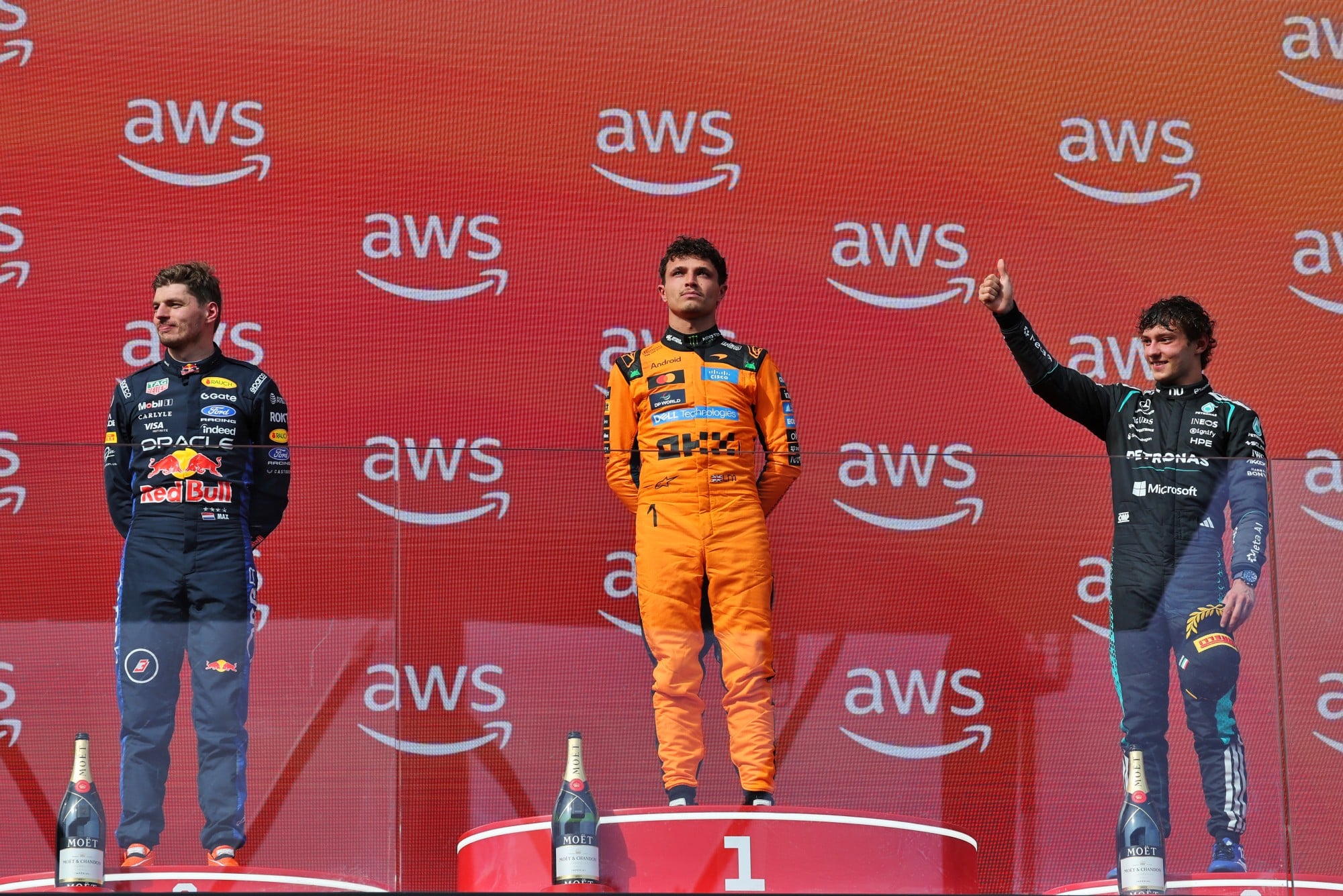 F1: Confira as imagens do GP da Hungria 2026 The podium (L to R): Max Verstappen (NLD) Red Bull Racing, second; Lando Norris (GBR) McLaren F1 Team, race winner; Andrea Kimi Antonelli (ITA) Mercedes AMG Formula One Team, third.
